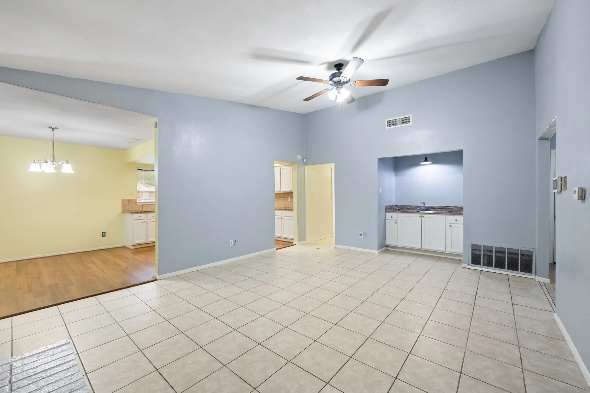 Single Family Residence For Rent in Dallas County , 7418 Boisenberry Lane, Dallas, Texas 75249, 5 Bedroom, 2 Bathroom, Garage spaces, 2,204 Sqft, built in 1978, mls#21386594, Real Estate Agent in Dallas, Homes For Rent in Dallas county, Homes For Rent in Dallas, Realtor in Dallas Texas, Real Estate Brokerage Independent Realty Texas, Luminita Cordes Realtor