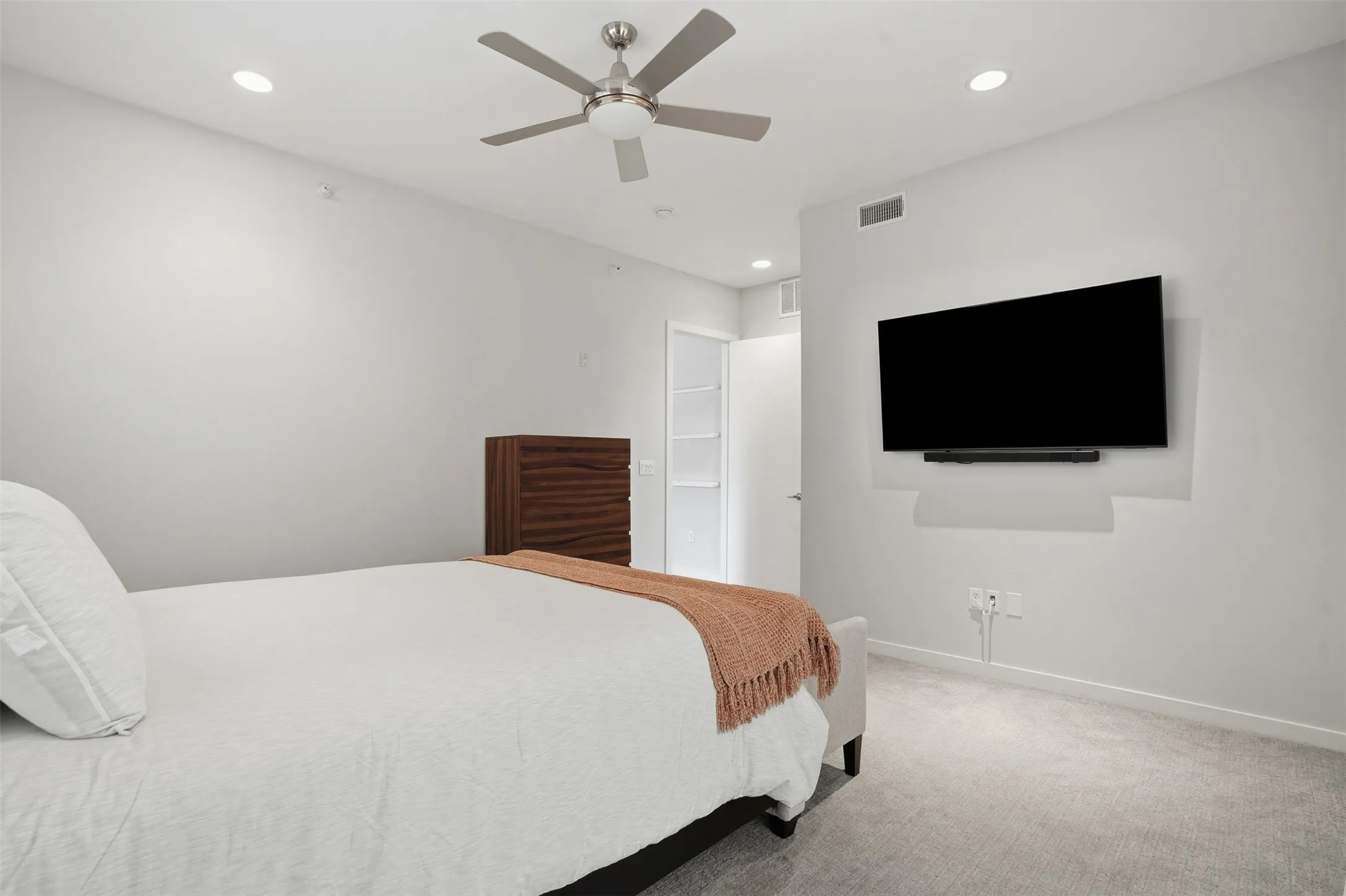 Condominium For Rent in Tarrant County , 2608 Museum Way 3202, Fort Worth, Texas 76107, 1 Bedroom, 2 Bathroom, 1 Garage spaces, 1,170 Sqft, built in 2006, mls#21386707, Real Estate Agent in Fort Worth, Homes For Rent in Tarrant county, Homes For Rent in Fort Worth, Realtor in Fort Worth Texas, Real Estate Brokerage Independent Realty Texas, Luminita Cordes Realtor