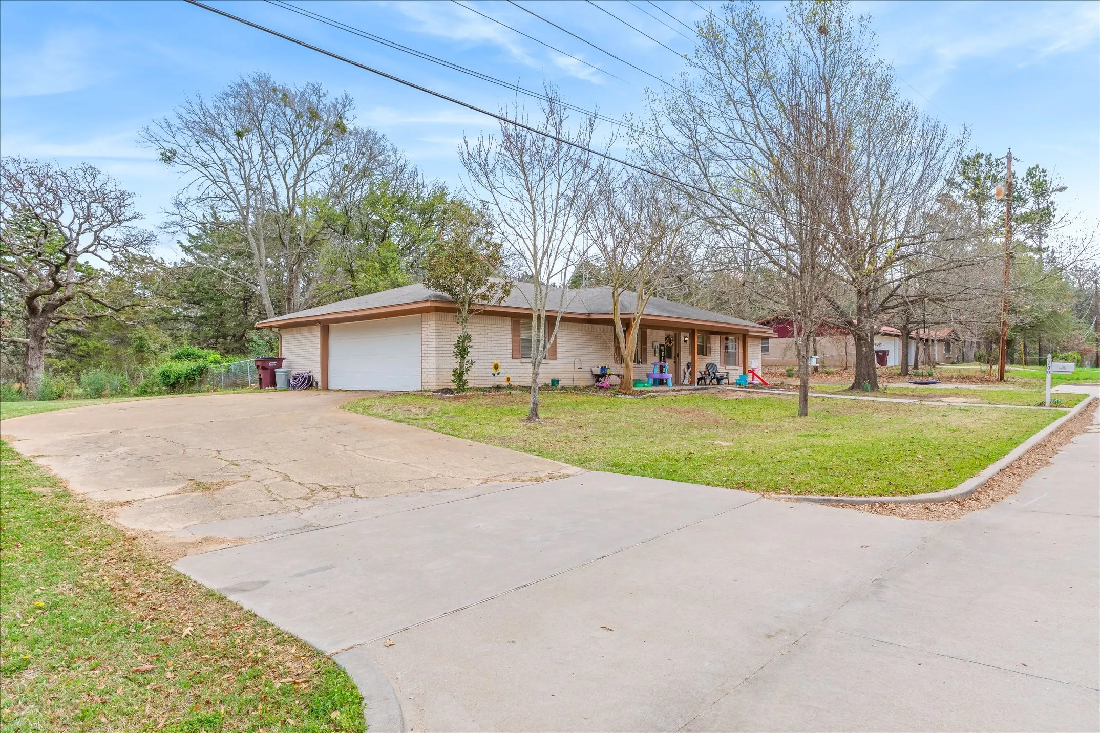 Single Family Residence For Sale in Van Zandt County , 700 Amy Street, Canton, Texas 75103, 3 Bedroom, 2 Bathroom, 2 Garage spaces, 1,581 Sqft, built in 1970, mls#21386720, Real Estate Agent in Canton, Homes For Sale in Van Zandt county, Homes For Sale in Canton, Realtor in Canton Texas, Real Estate Brokerage Independent Realty Texas, Luminita Cordes Realtor