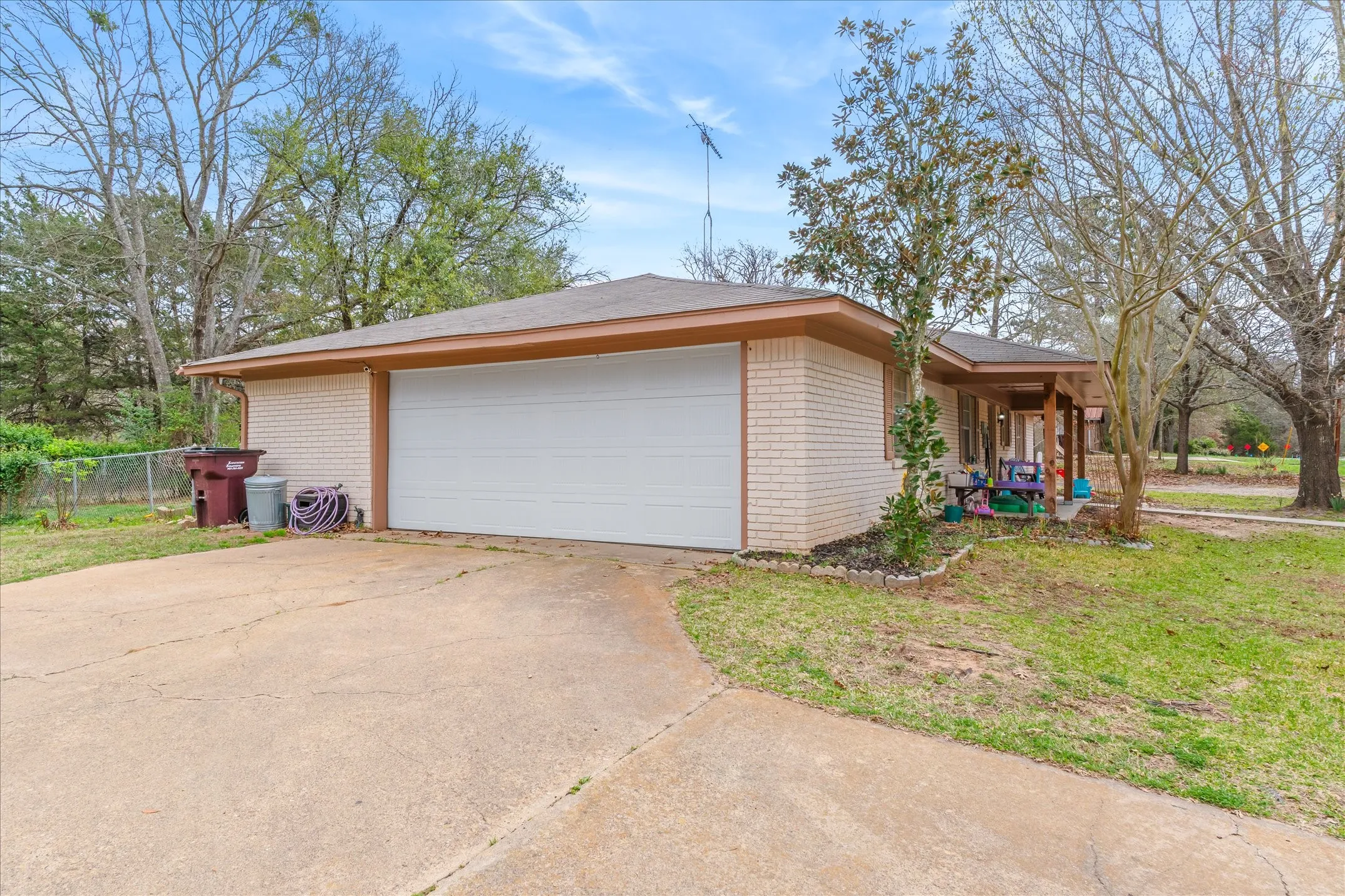 Single Family Residence For Sale in Van Zandt County , 700 Amy Street, Canton, Texas 75103, 3 Bedroom, 2 Bathroom, 2 Garage spaces, 1,581 Sqft, built in 1970, mls#21386720, Real Estate Agent in Canton, Homes For Sale in Van Zandt county, Homes For Sale in Canton, Realtor in Canton Texas, Real Estate Brokerage Independent Realty Texas, Luminita Cordes Realtor