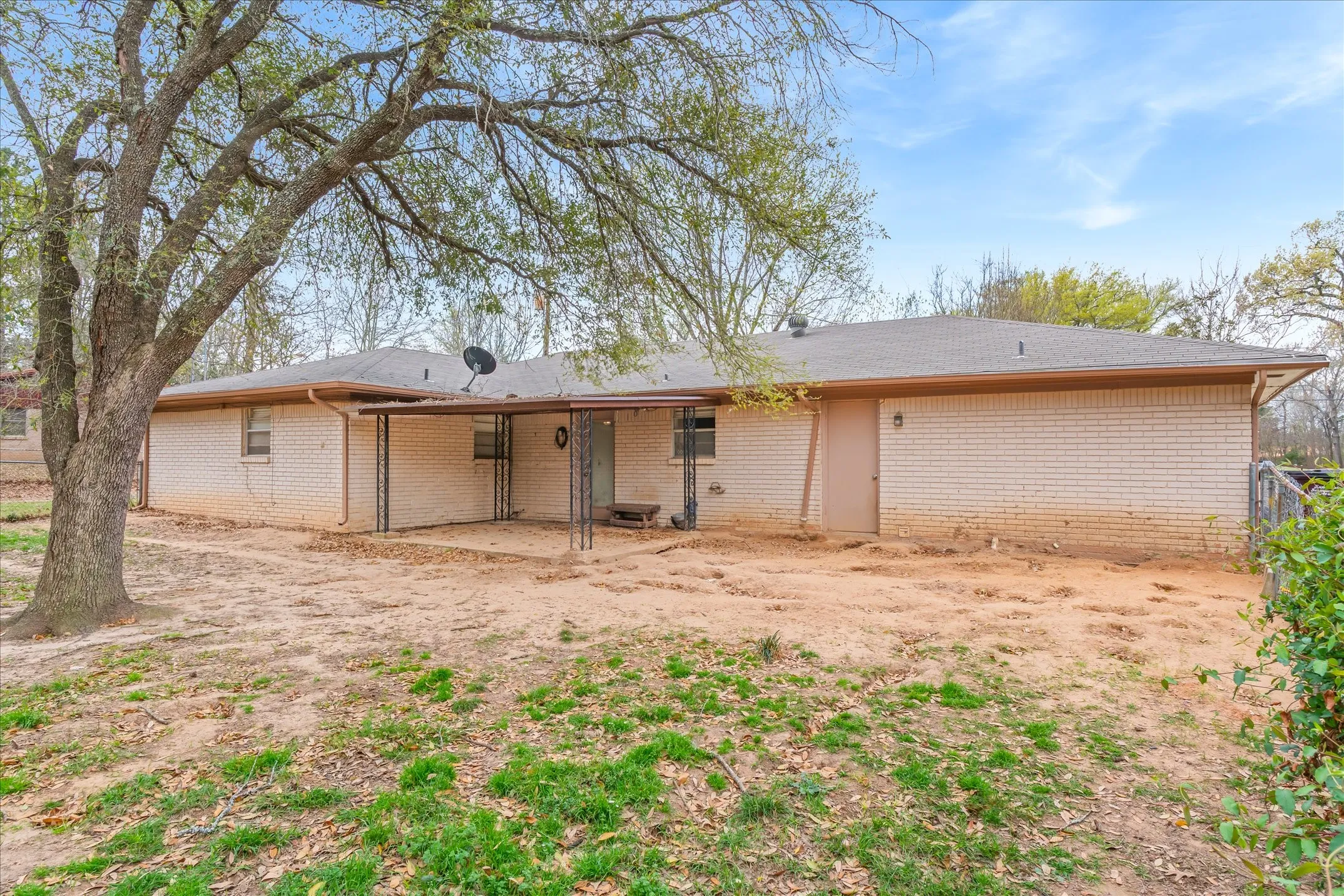 Single Family Residence For Sale in Van Zandt County , 700 Amy Street, Canton, Texas 75103, 3 Bedroom, 2 Bathroom, 2 Garage spaces, 1,581 Sqft, built in 1970, mls#21386720, Real Estate Agent in Canton, Homes For Sale in Van Zandt county, Homes For Sale in Canton, Realtor in Canton Texas, Real Estate Brokerage Independent Realty Texas, Luminita Cordes Realtor