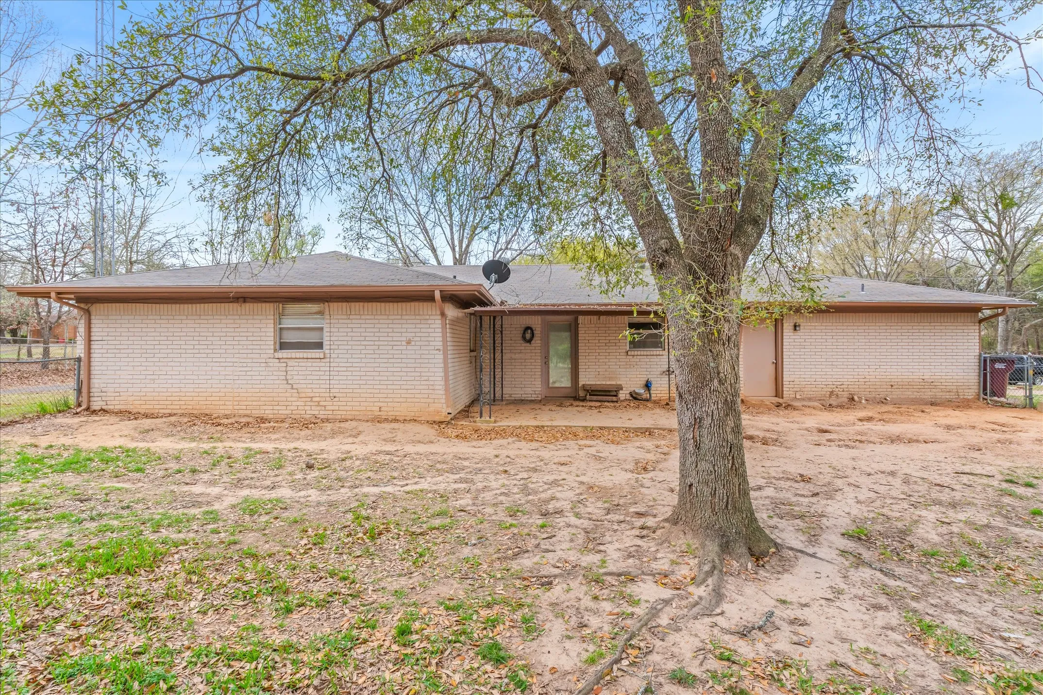 Single Family Residence For Sale in Van Zandt County , 700 Amy Street, Canton, Texas 75103, 3 Bedroom, 2 Bathroom, 2 Garage spaces, 1,581 Sqft, built in 1970, mls#21386720, Real Estate Agent in Canton, Homes For Sale in Van Zandt county, Homes For Sale in Canton, Realtor in Canton Texas, Real Estate Brokerage Independent Realty Texas, Luminita Cordes Realtor
