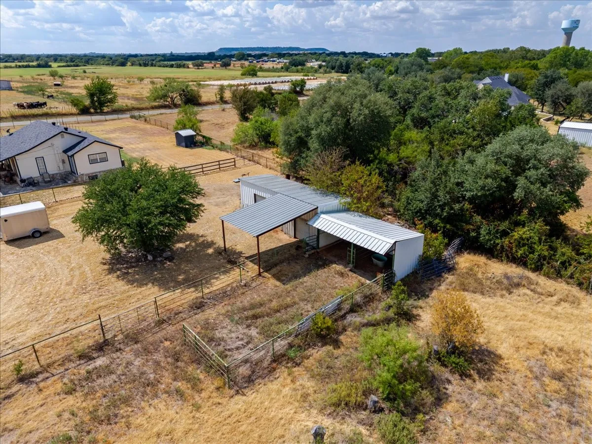 Single Family Residence For Sale in Hood County , 6515 Contrary Creek Road, Granbury, Texas 76048, 2 Bedroom, 2 Bathroom, Garage spaces, 1,225 Sqft, built in 1994, mls#21386456, Real Estate Agent in Granbury, Homes For Sale in Hood county, Homes For Sale in Granbury, Realtor in Granbury Texas, Real Estate Brokerage Independent Realty Texas, Luminita Cordes Realtor