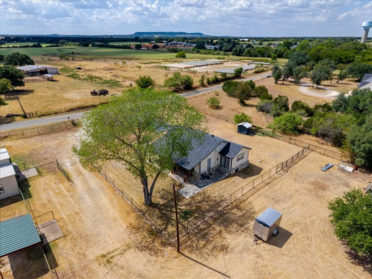 Single Family Residence For Sale in Hood County , 6515 Contrary Creek Road, Granbury, Texas 76048, 2 Bedroom, 2 Bathroom, Garage spaces, 1,225 Sqft, built in 1994, mls#21386456, Real Estate Agent in Granbury, Homes For Sale in Hood county, Homes For Sale in Granbury, Realtor in Granbury Texas, Real Estate Brokerage Independent Realty Texas, Luminita Cordes Realtor