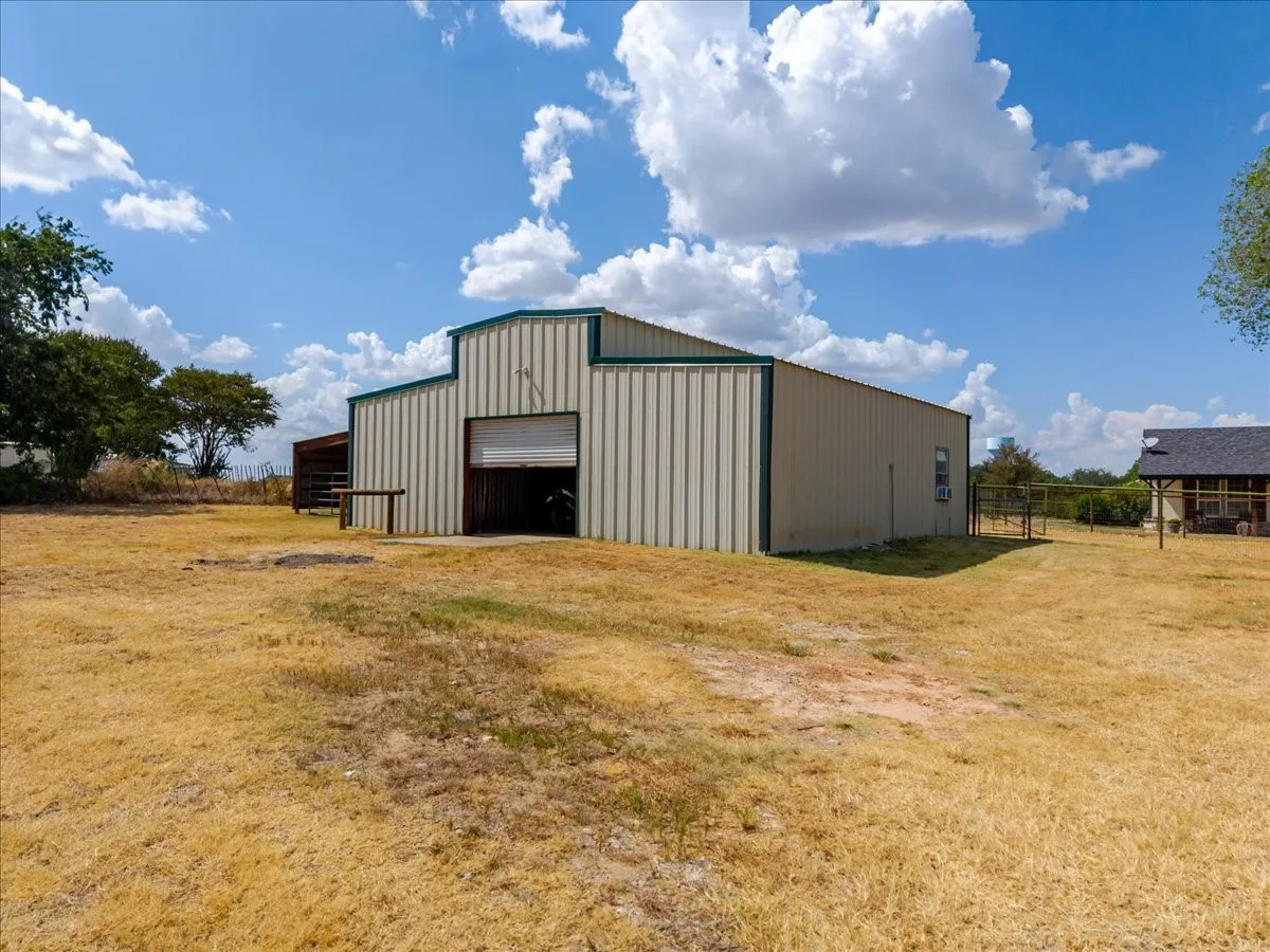 Single Family Residence For Sale in Hood County , 6515 Contrary Creek Road, Granbury, Texas 76048, 2 Bedroom, 2 Bathroom, Garage spaces, 1,225 Sqft, built in 1994, mls#21386456, Real Estate Agent in Granbury, Homes For Sale in Hood county, Homes For Sale in Granbury, Realtor in Granbury Texas, Real Estate Brokerage Independent Realty Texas, Luminita Cordes Realtor