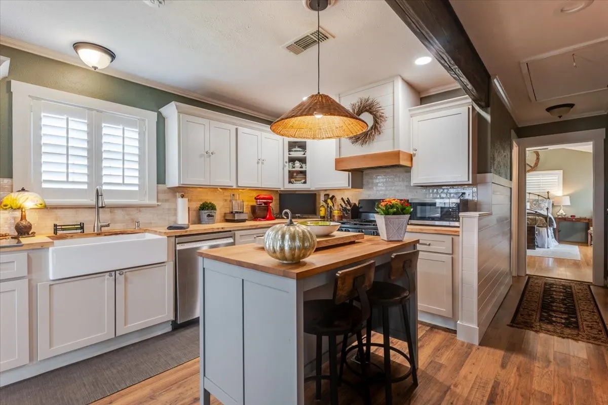 Single Family Residence For Sale in Hood County , 6515 Contrary Creek Road, Granbury, Texas 76048, 2 Bedroom, 2 Bathroom, Garage spaces, 1,225 Sqft, built in 1994, mls#21386456, Real Estate Agent in Granbury, Homes For Sale in Hood county, Homes For Sale in Granbury, Realtor in Granbury Texas, Real Estate Brokerage Independent Realty Texas, Luminita Cordes Realtor