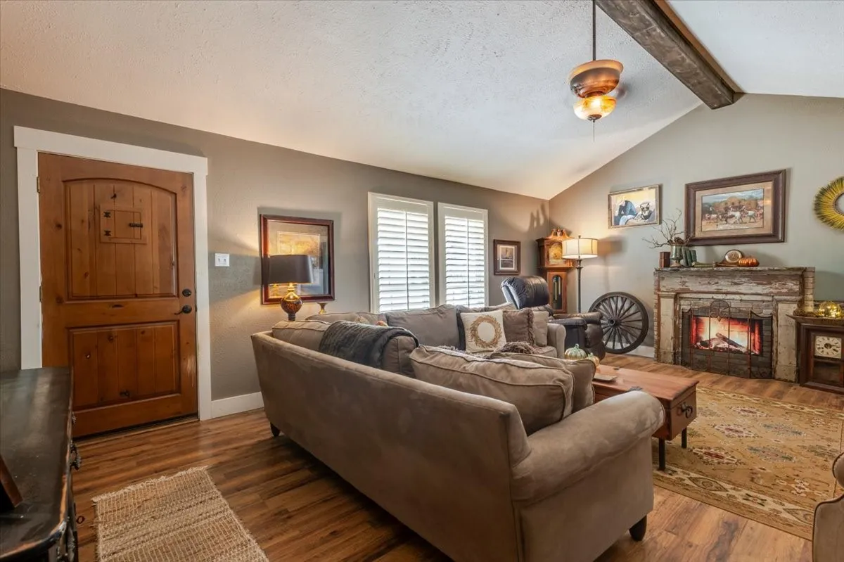 Single Family Residence For Sale in Hood County , 6515 Contrary Creek Road, Granbury, Texas 76048, 2 Bedroom, 2 Bathroom, Garage spaces, 1,225 Sqft, built in 1994, mls#21386456, Real Estate Agent in Granbury, Homes For Sale in Hood county, Homes For Sale in Granbury, Realtor in Granbury Texas, Real Estate Brokerage Independent Realty Texas, Luminita Cordes Realtor