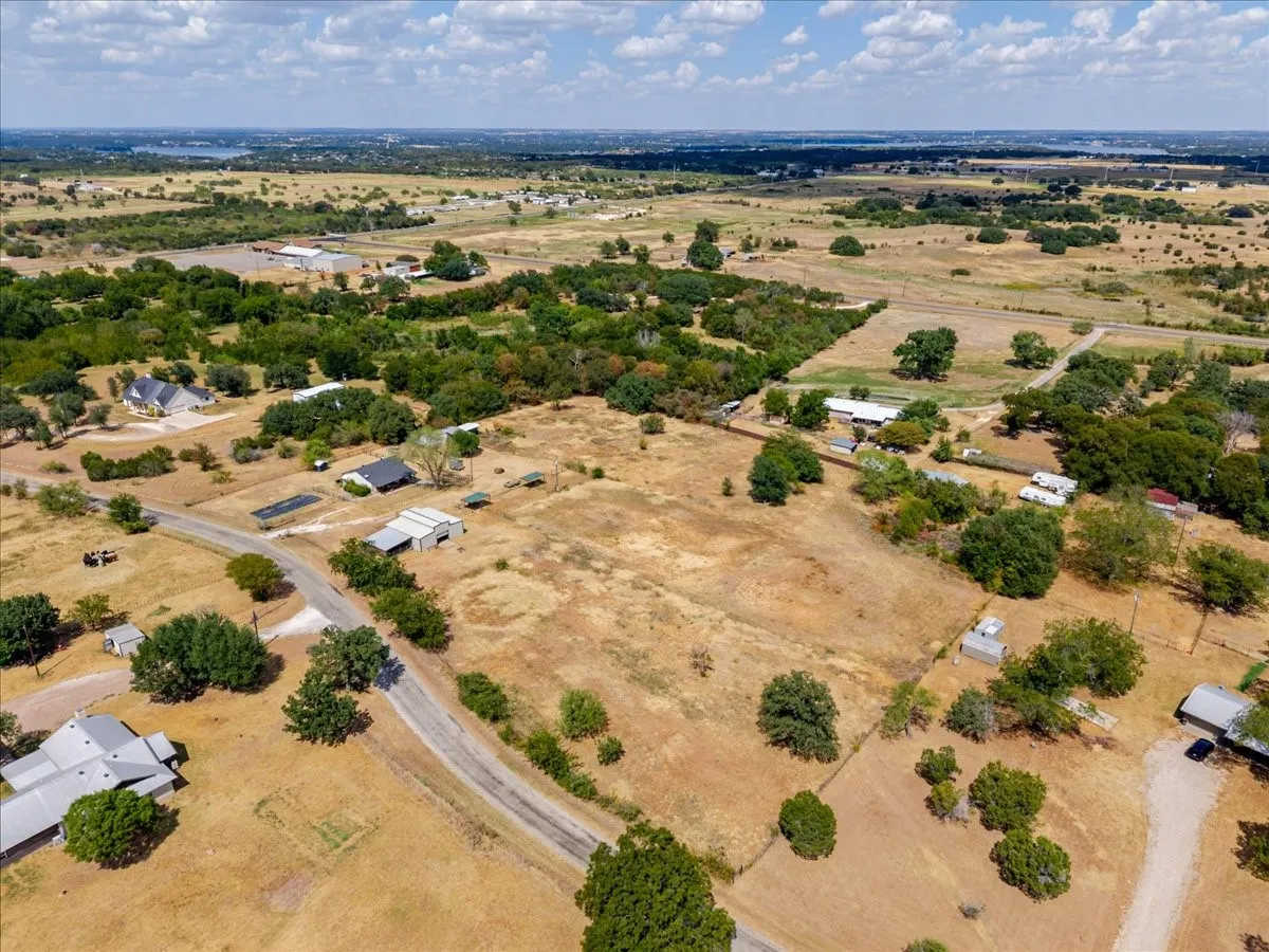 Single Family Residence For Sale in Hood County , 6515 Contrary Creek Road, Granbury, Texas 76048, 2 Bedroom, 2 Bathroom, Garage spaces, 1,225 Sqft, built in 1994, mls#21386456, Real Estate Agent in Granbury, Homes For Sale in Hood county, Homes For Sale in Granbury, Realtor in Granbury Texas, Real Estate Brokerage Independent Realty Texas, Luminita Cordes Realtor