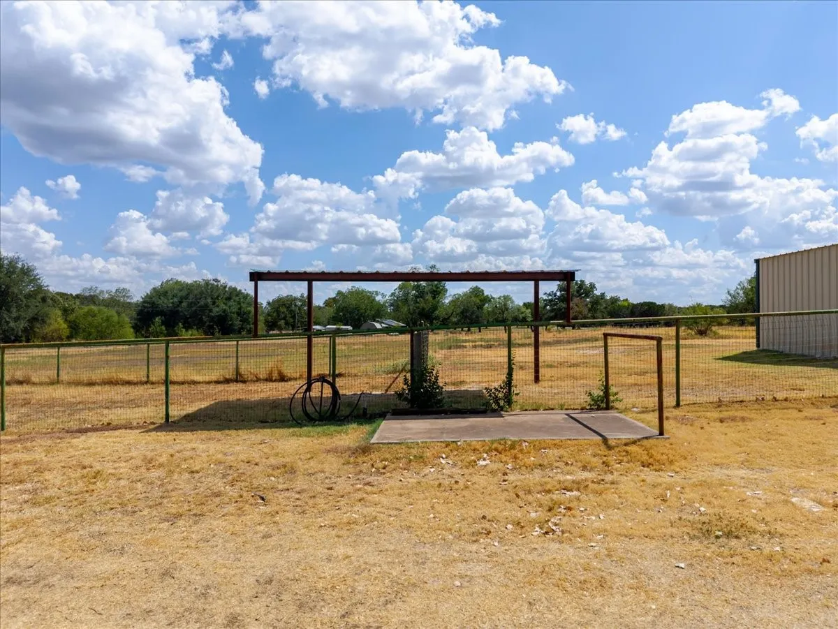 Single Family Residence For Sale in Hood County , 6515 Contrary Creek Road, Granbury, Texas 76048, 2 Bedroom, 2 Bathroom, Garage spaces, 1,225 Sqft, built in 1994, mls#21386456, Real Estate Agent in Granbury, Homes For Sale in Hood county, Homes For Sale in Granbury, Realtor in Granbury Texas, Real Estate Brokerage Independent Realty Texas, Luminita Cordes Realtor
