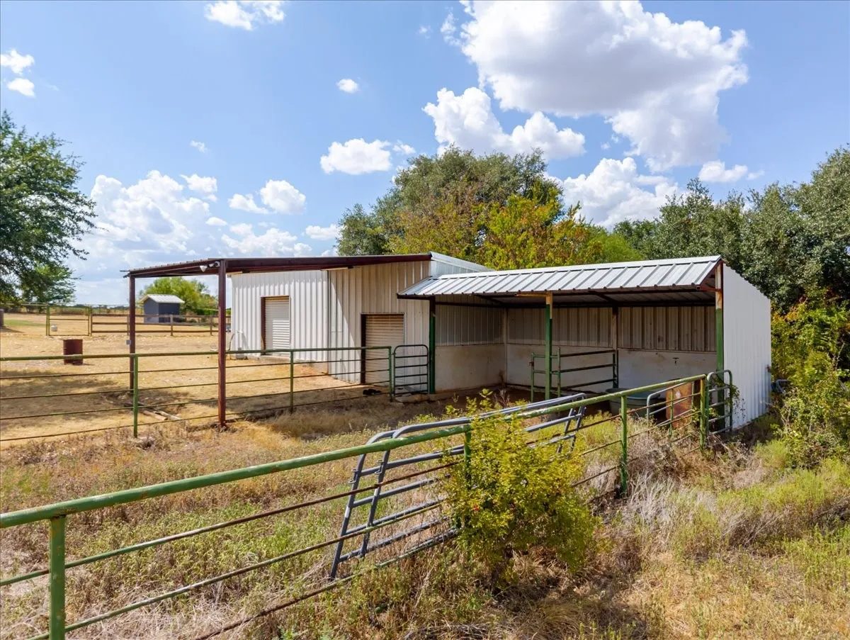 Single Family Residence For Sale in Hood County , 6515 Contrary Creek Road, Granbury, Texas 76048, 2 Bedroom, 2 Bathroom, Garage spaces, 1,225 Sqft, built in 1994, mls#21386456, Real Estate Agent in Granbury, Homes For Sale in Hood county, Homes For Sale in Granbury, Realtor in Granbury Texas, Real Estate Brokerage Independent Realty Texas, Luminita Cordes Realtor
