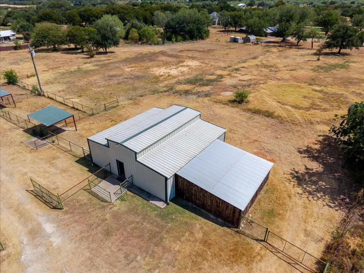 Single Family Residence For Sale in Hood County , 6515 Contrary Creek Road, Granbury, Texas 76048, 2 Bedroom, 2 Bathroom, Garage spaces, 1,225 Sqft, built in 1994, mls#21386456, Real Estate Agent in Granbury, Homes For Sale in Hood county, Homes For Sale in Granbury, Realtor in Granbury Texas, Real Estate Brokerage Independent Realty Texas, Luminita Cordes Realtor