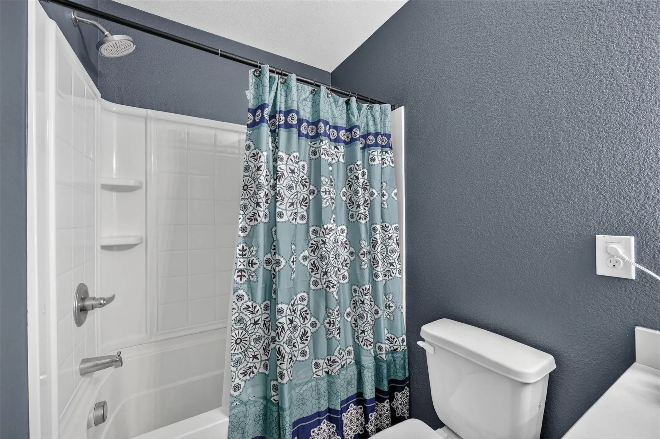 White tub/shower combination with integrated shelving