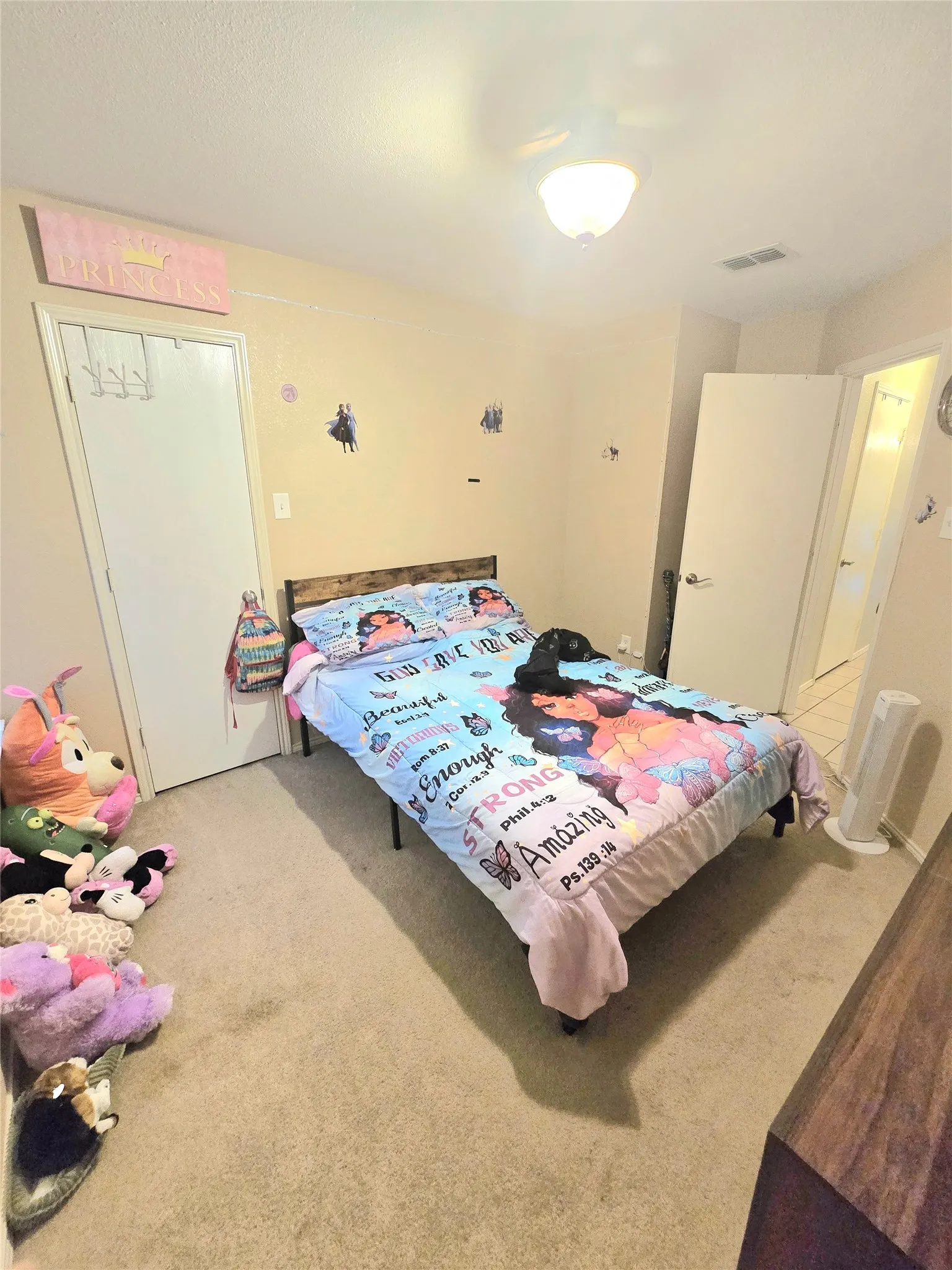 Wall-to-wall carpet flooring