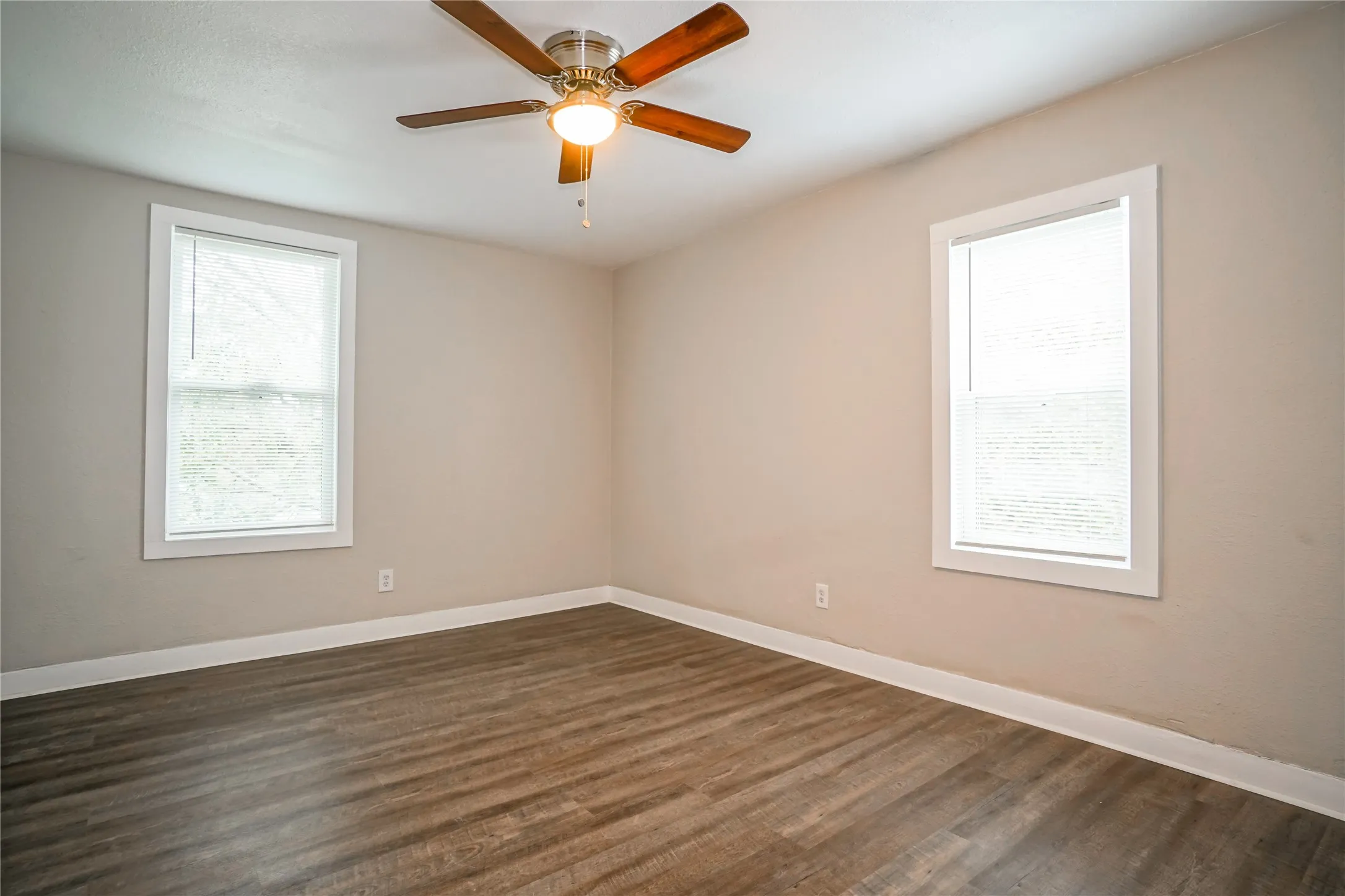 Apartment For Rent in Grayson County , 326 W Sears Street 202, Denison, Texas 75020, 2 Bedroom, 1 Bathroom, Garage spaces, 680 Sqft, built in 1910, mls#21386733, Real Estate Agent in Denison, Homes For Rent in Grayson county, Homes For Rent in Denison, Realtor in Denison Texas, Real Estate Brokerage Independent Realty Texas, Luminita Cordes Realtor
