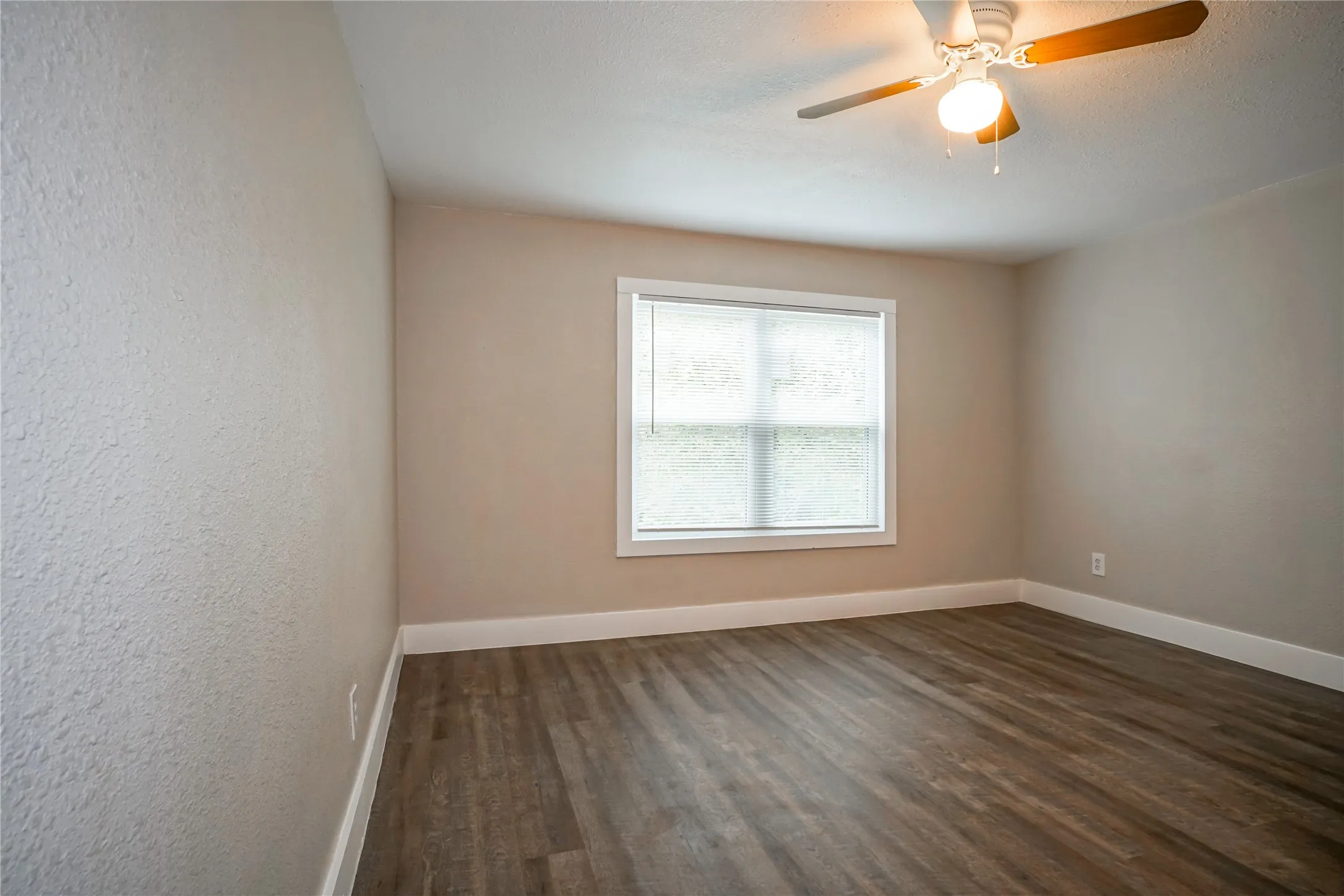 Apartment For Rent in Grayson County , 326 W Sears Street 202, Denison, Texas 75020, 2 Bedroom, 1 Bathroom, Garage spaces, 680 Sqft, built in 1910, mls#21386733, Real Estate Agent in Denison, Homes For Rent in Grayson county, Homes For Rent in Denison, Realtor in Denison Texas, Real Estate Brokerage Independent Realty Texas, Luminita Cordes Realtor