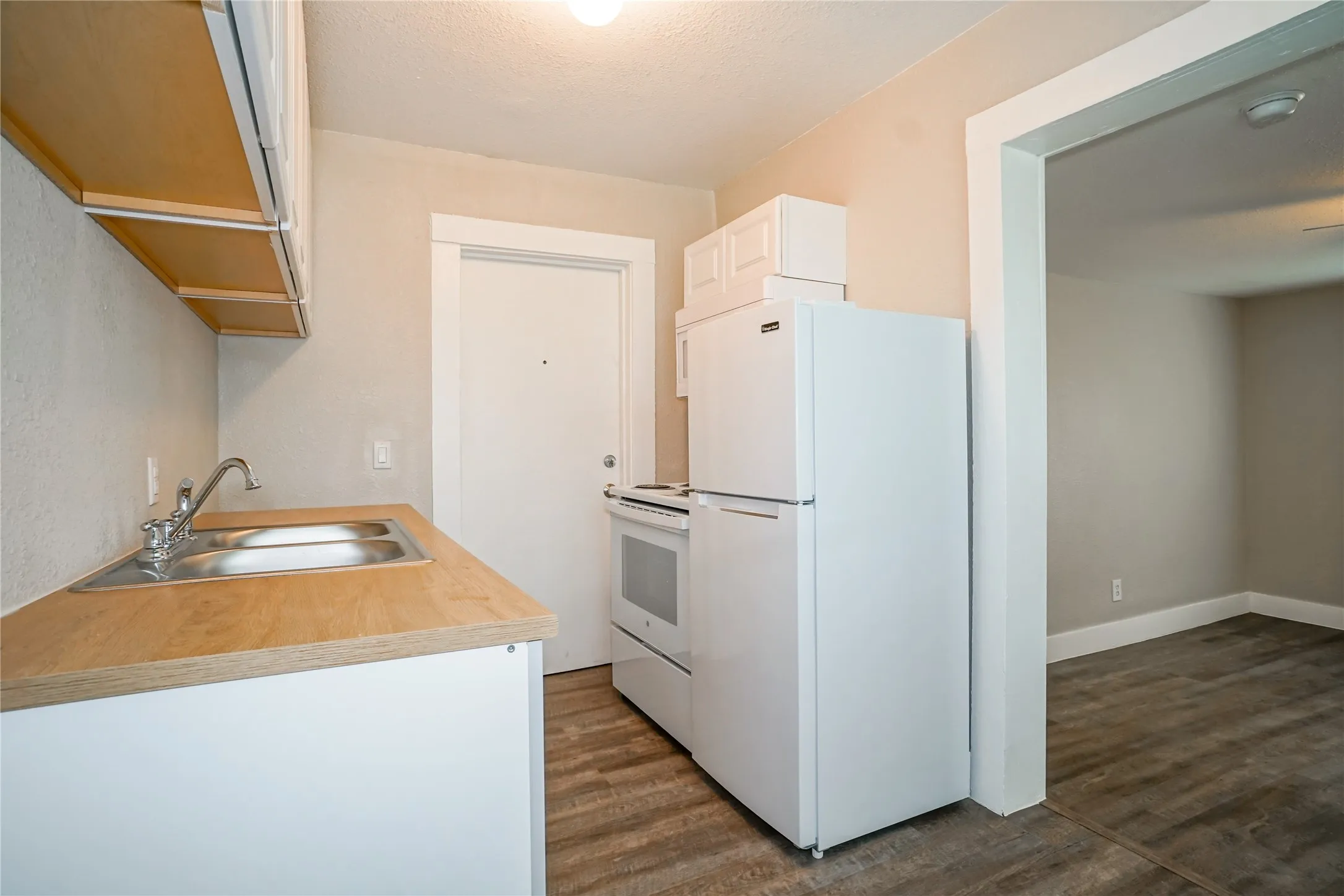 Apartment For Rent in Grayson County , 326 W Sears Street 202, Denison, Texas 75020, 2 Bedroom, 1 Bathroom, Garage spaces, 680 Sqft, built in 1910, mls#21386733, Real Estate Agent in Denison, Homes For Rent in Grayson county, Homes For Rent in Denison, Realtor in Denison Texas, Real Estate Brokerage Independent Realty Texas, Luminita Cordes Realtor