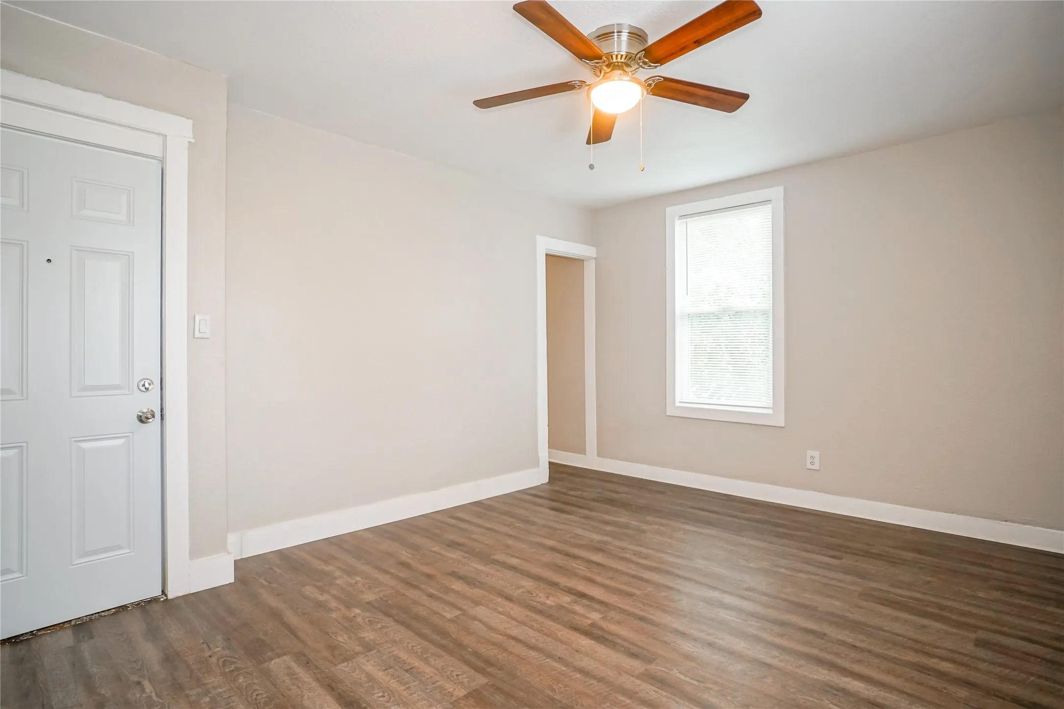 Apartment For Rent in Grayson County , 326 W Sears Street 202, Denison, Texas 75020, 2 Bedroom, 1 Bathroom, Garage spaces, 680 Sqft, built in 1910, mls#21386733, Real Estate Agent in Denison, Homes For Rent in Grayson county, Homes For Rent in Denison, Realtor in Denison Texas, Real Estate Brokerage Independent Realty Texas, Luminita Cordes Realtor