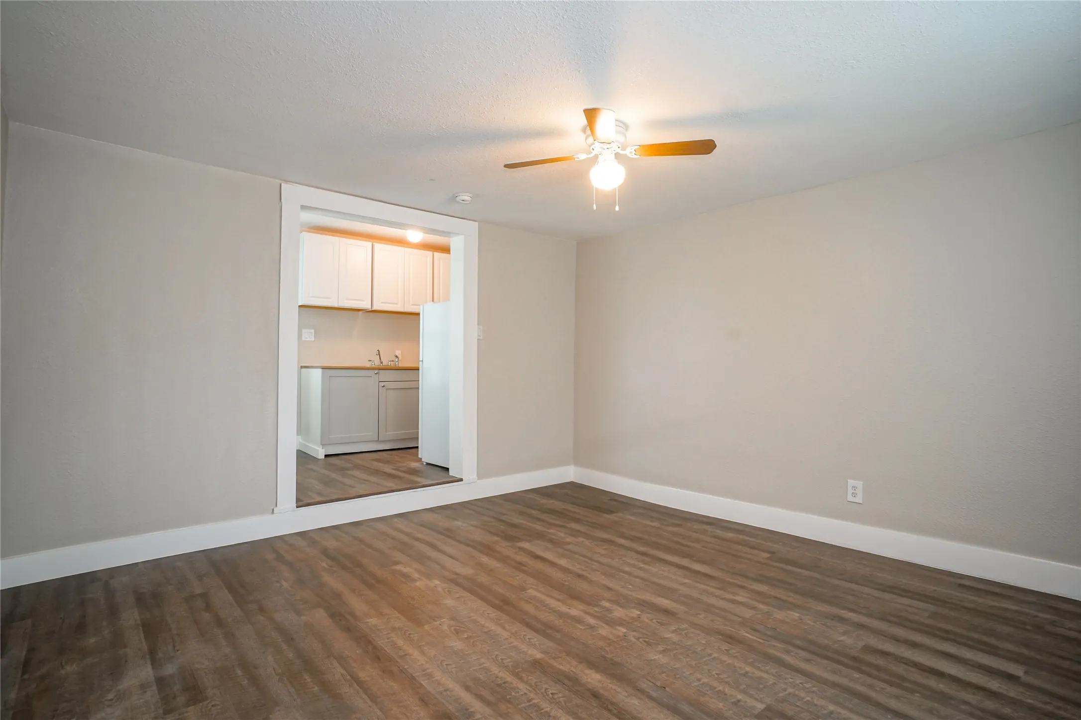 Apartment For Rent in Grayson County , 326 W Sears Street 202, Denison, Texas 75020, 2 Bedroom, 1 Bathroom, Garage spaces, 680 Sqft, built in 1910, mls#21386733, Real Estate Agent in Denison, Homes For Rent in Grayson county, Homes For Rent in Denison, Realtor in Denison Texas, Real Estate Brokerage Independent Realty Texas, Luminita Cordes Realtor