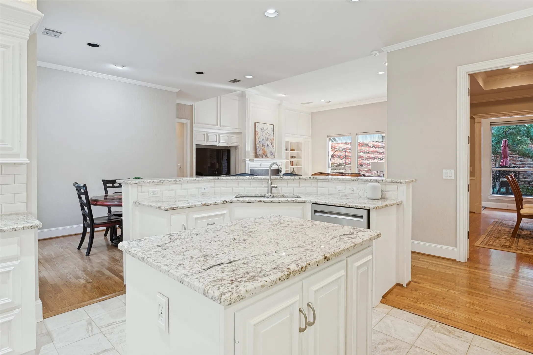 Single Family Residence For Sale in Collin County , 5929 Newgate Lane, Plano, Texas 75093, 3 Bedroom, 3 Bathroom, 2 Garage spaces, 2,734 Sqft, built in 1995, mls#21383878, Real Estate Agent in Plano, Homes For Sale in Collin county, Homes For Sale in Plano, Realtor in Plano Texas, Real Estate Brokerage Independent Realty Texas, Luminita Cordes Realtor