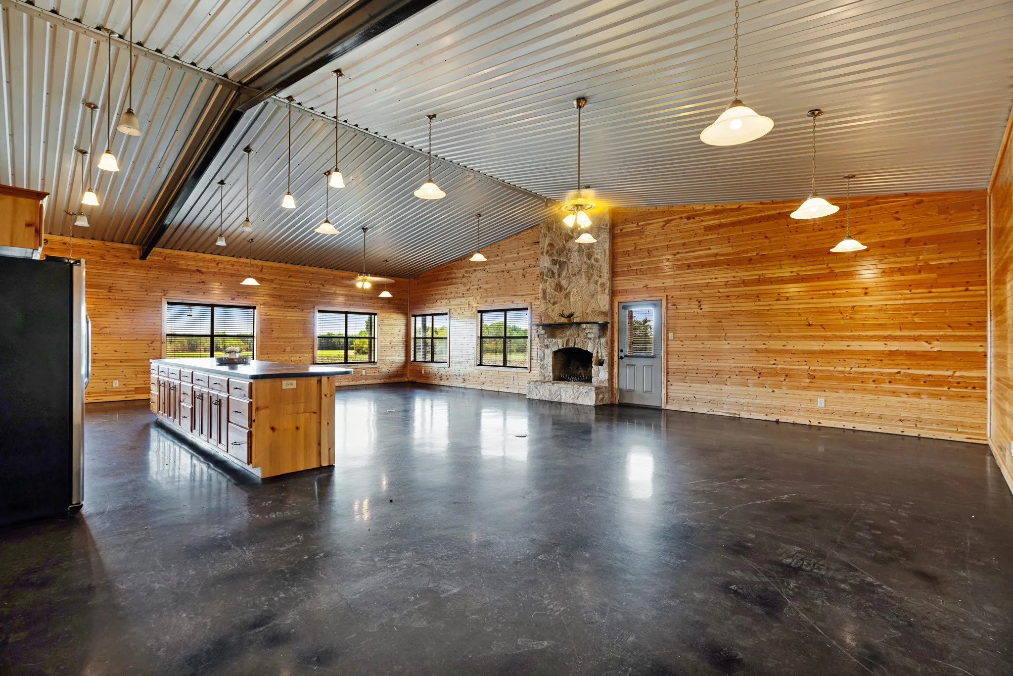 Farm For Sale in Lamar County , 2078 Farm Road 2122, Roxton, Texas 75477, 2 Bedroom, 2 Bathroom, Garage spaces, 2,016 Sqft, built in 2015, mls#21385750, Real Estate Agent in Roxton, Homes For Sale in Lamar county, Homes For Sale in Roxton, Realtor in Roxton Texas, Real Estate Brokerage Independent Realty Texas, Luminita Cordes Realtor