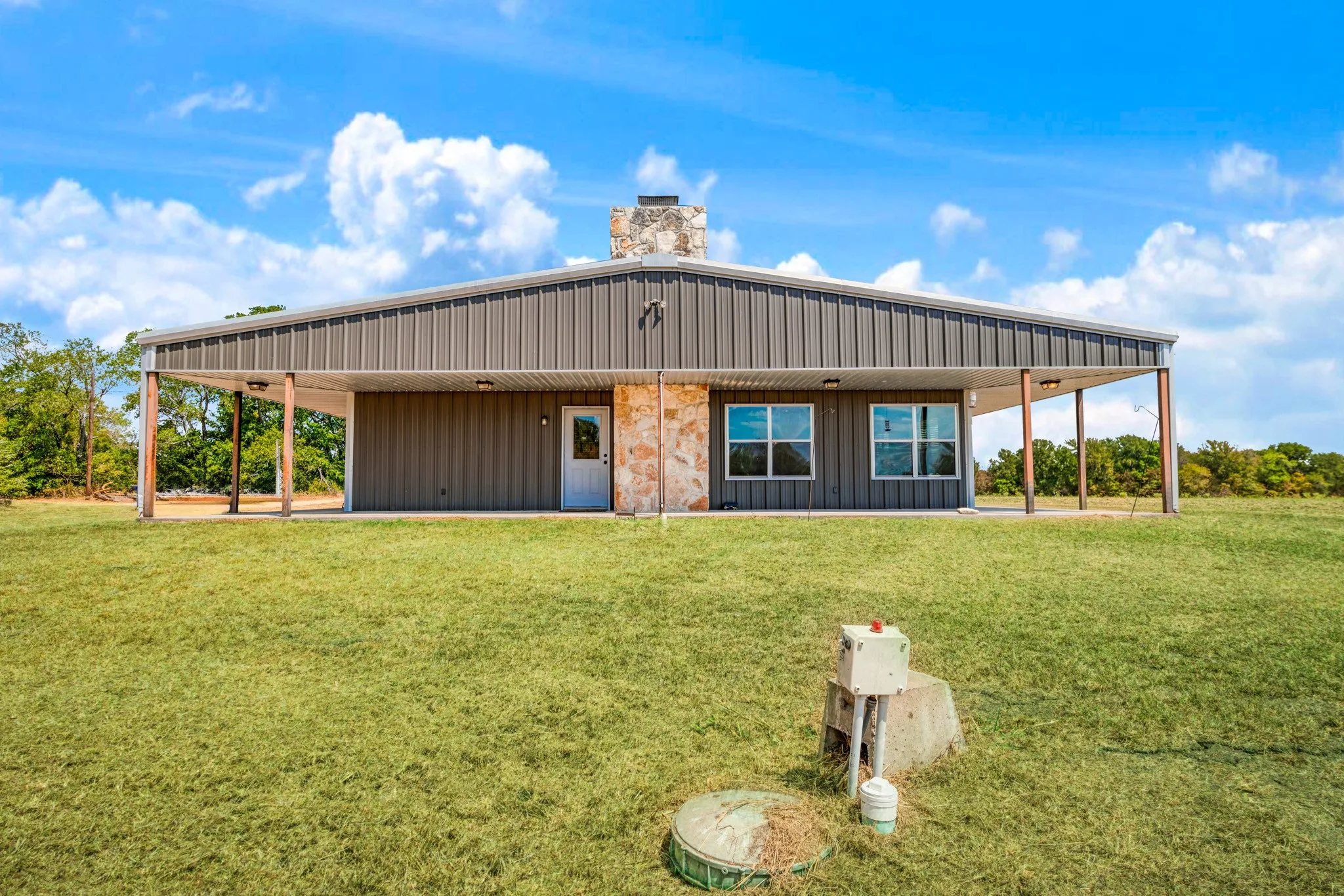Farm For Sale in Lamar County , 2078 Farm Road 2122, Roxton, Texas 75477, 2 Bedroom, 2 Bathroom, Garage spaces, 2,016 Sqft, built in 2015, mls#21385750, Real Estate Agent in Roxton, Homes For Sale in Lamar county, Homes For Sale in Roxton, Realtor in Roxton Texas, Real Estate Brokerage Independent Realty Texas, Luminita Cordes Realtor