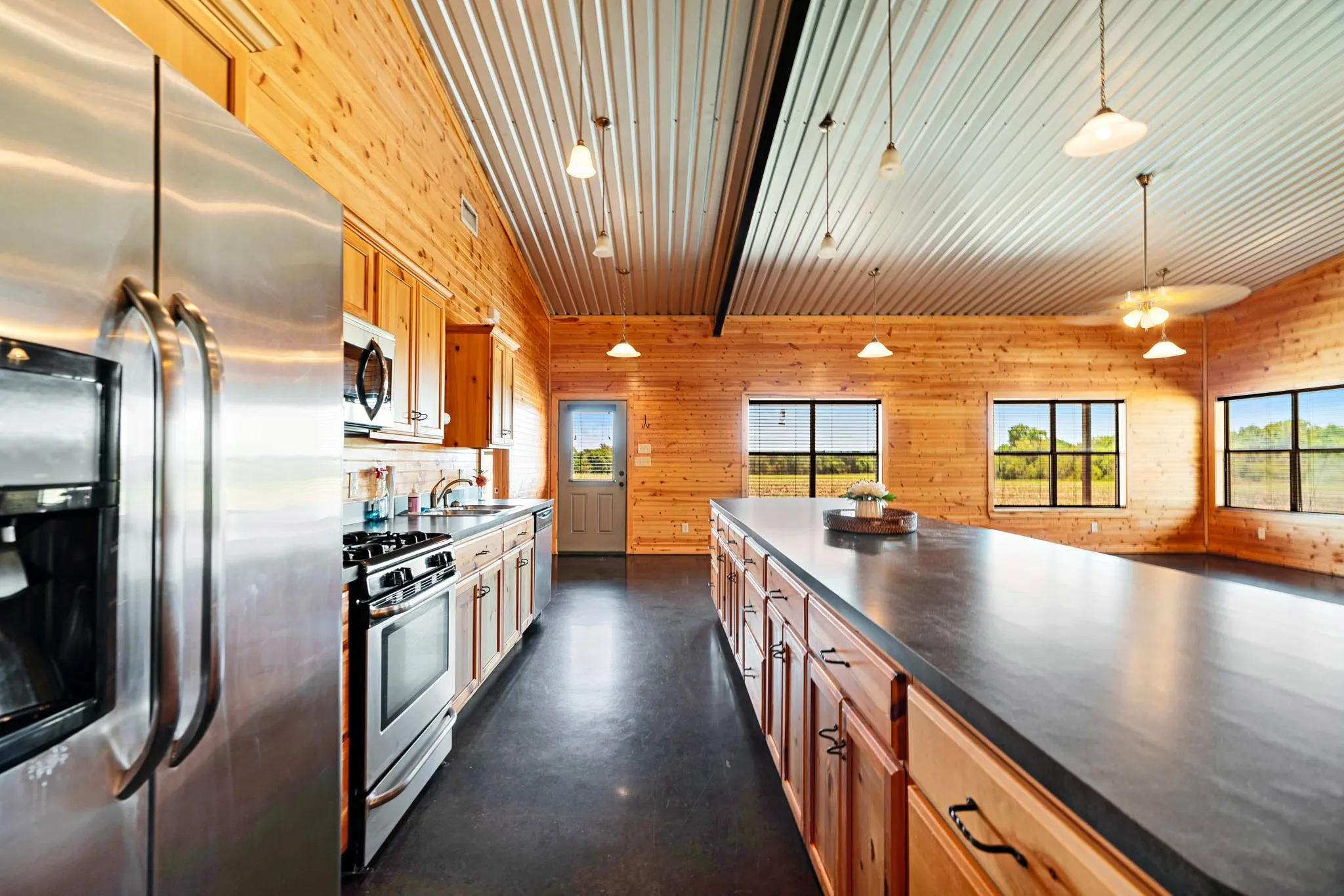 Farm For Sale in Lamar County , 2078 Farm Road 2122, Roxton, Texas 75477, 2 Bedroom, 2 Bathroom, Garage spaces, 2,016 Sqft, built in 2015, mls#21385750, Real Estate Agent in Roxton, Homes For Sale in Lamar county, Homes For Sale in Roxton, Realtor in Roxton Texas, Real Estate Brokerage Independent Realty Texas, Luminita Cordes Realtor