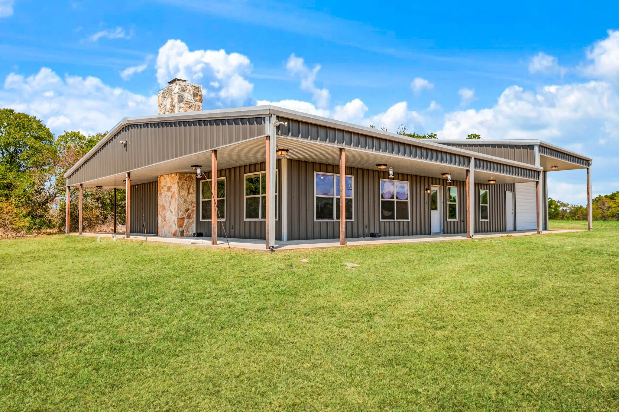 Farm For Sale in Lamar County , 2078 Farm Road 2122, Roxton, Texas 75477, 2 Bedroom, 2 Bathroom, Garage spaces, 2,016 Sqft, built in 2015, mls#21385750, Real Estate Agent in Roxton, Homes For Sale in Lamar county, Homes For Sale in Roxton, Realtor in Roxton Texas, Real Estate Brokerage Independent Realty Texas, Luminita Cordes Realtor