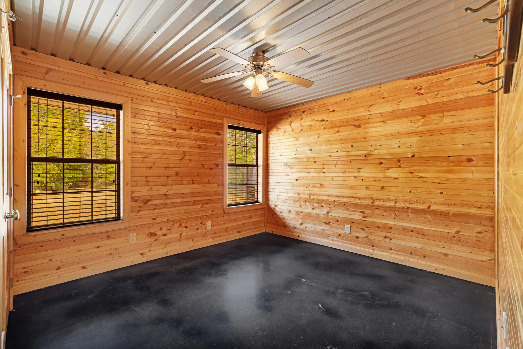 Farm For Sale in Lamar County , 2078 Farm Road 2122, Roxton, Texas 75477, 2 Bedroom, 2 Bathroom, Garage spaces, 2,016 Sqft, built in 2015, mls#21385750, Real Estate Agent in Roxton, Homes For Sale in Lamar county, Homes For Sale in Roxton, Realtor in Roxton Texas, Real Estate Brokerage Independent Realty Texas, Luminita Cordes Realtor