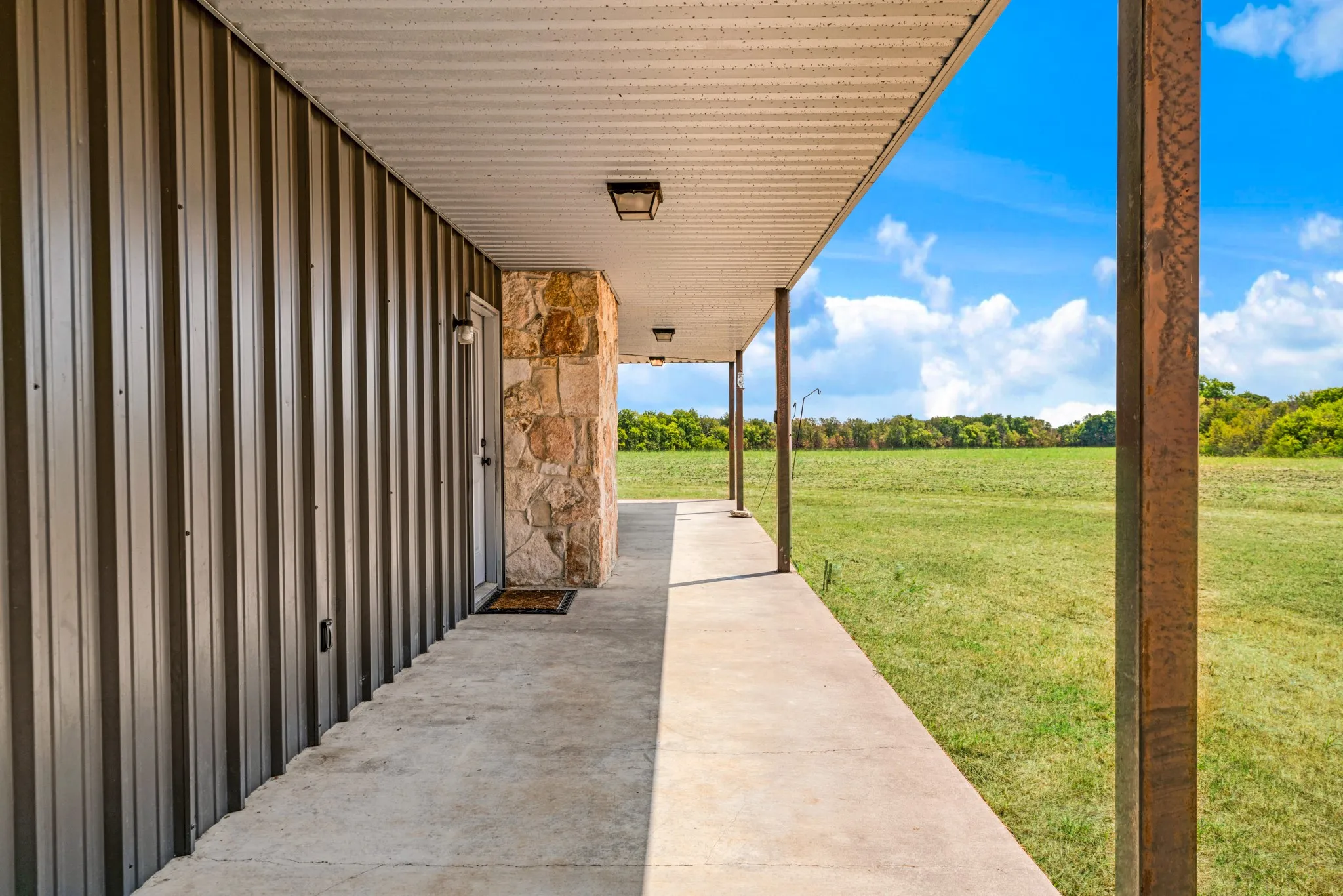 Farm For Sale in Lamar County , 2078 Farm Road 2122, Roxton, Texas 75477, 2 Bedroom, 2 Bathroom, Garage spaces, 2,016 Sqft, built in 2015, mls#21385750, Real Estate Agent in Roxton, Homes For Sale in Lamar county, Homes For Sale in Roxton, Realtor in Roxton Texas, Real Estate Brokerage Independent Realty Texas, Luminita Cordes Realtor