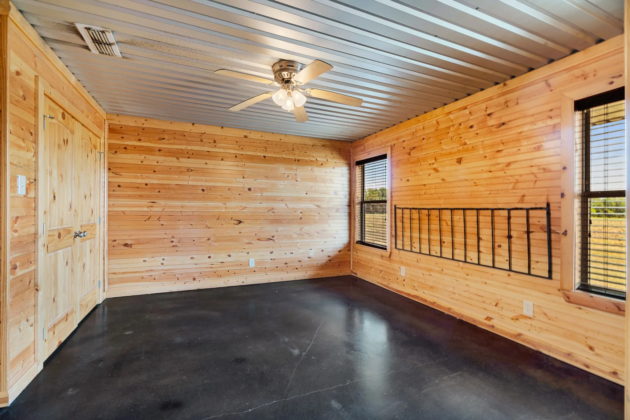 Farm For Sale in Lamar County , 2078 Farm Road 2122, Roxton, Texas 75477, 2 Bedroom, 2 Bathroom, Garage spaces, 2,016 Sqft, built in 2015, mls#21385750, Real Estate Agent in Roxton, Homes For Sale in Lamar county, Homes For Sale in Roxton, Realtor in Roxton Texas, Real Estate Brokerage Independent Realty Texas, Luminita Cordes Realtor