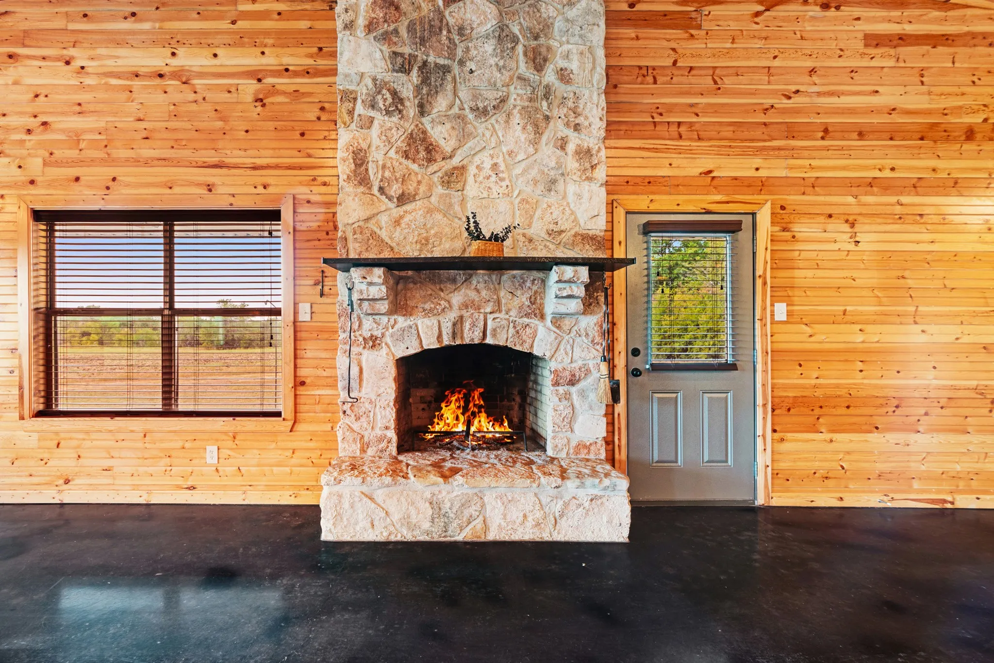 Farm For Sale in Lamar County , 2078 Farm Road 2122, Roxton, Texas 75477, 2 Bedroom, 2 Bathroom, Garage spaces, 2,016 Sqft, built in 2015, mls#21385750, Real Estate Agent in Roxton, Homes For Sale in Lamar county, Homes For Sale in Roxton, Realtor in Roxton Texas, Real Estate Brokerage Independent Realty Texas, Luminita Cordes Realtor