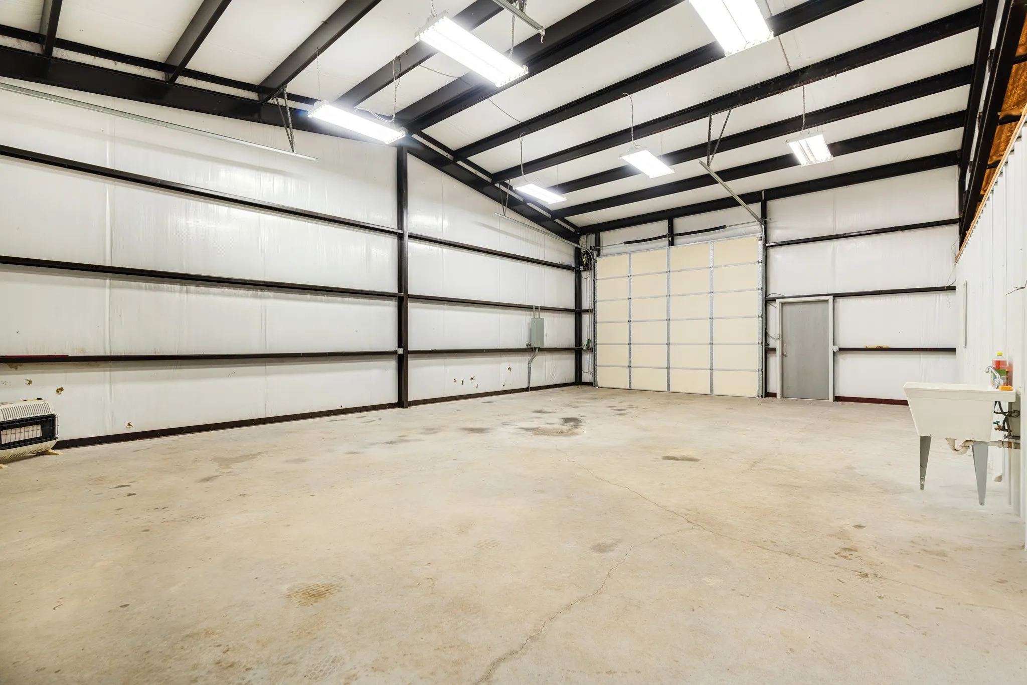 Farm For Sale in Lamar County , 2078 Farm Road 2122, Roxton, Texas 75477, 2 Bedroom, 2 Bathroom, Garage spaces, 2,016 Sqft, built in 2015, mls#21385750, Real Estate Agent in Roxton, Homes For Sale in Lamar county, Homes For Sale in Roxton, Realtor in Roxton Texas, Real Estate Brokerage Independent Realty Texas, Luminita Cordes Realtor