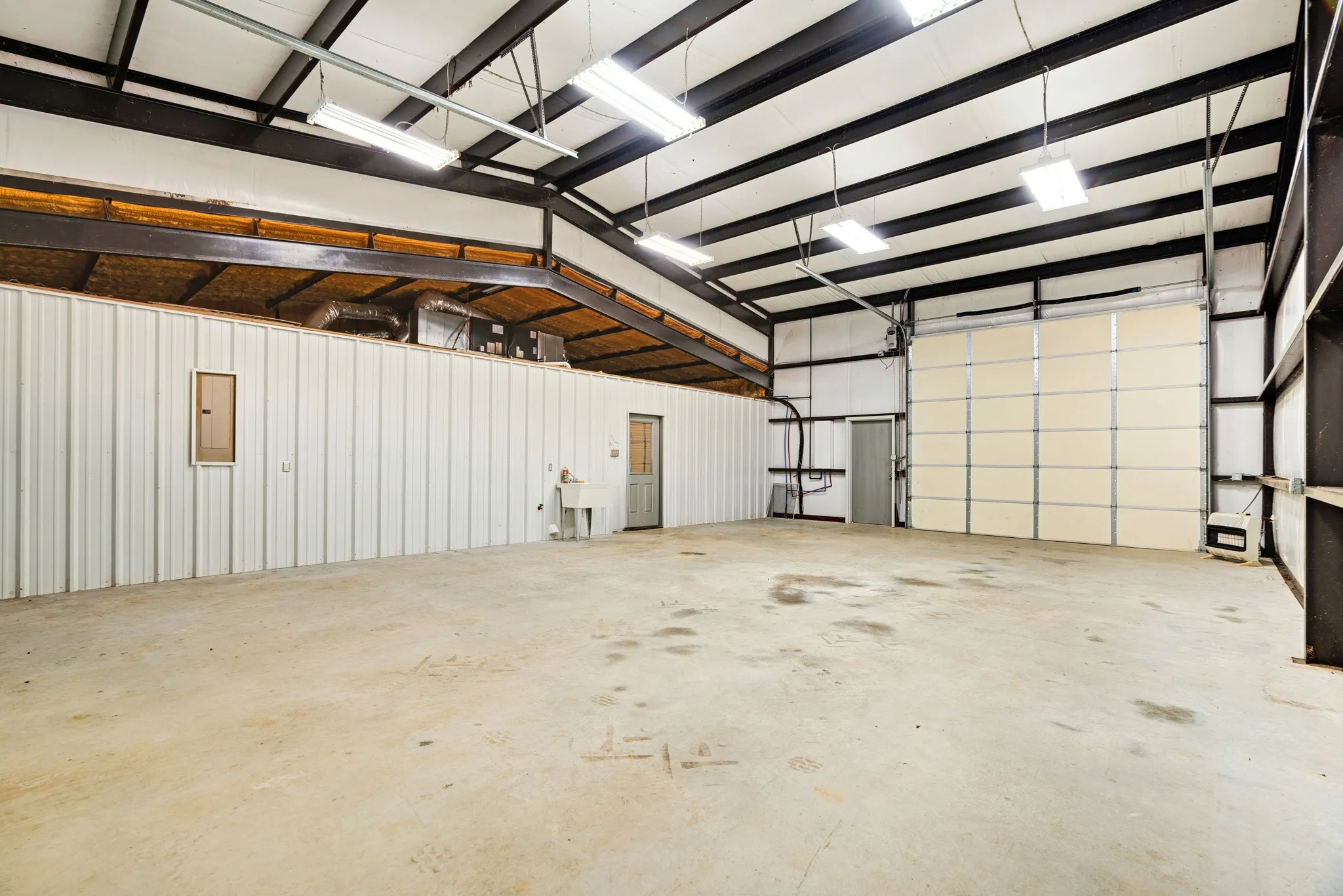 Farm For Sale in Lamar County , 2078 Farm Road 2122, Roxton, Texas 75477, 2 Bedroom, 2 Bathroom, Garage spaces, 2,016 Sqft, built in 2015, mls#21385750, Real Estate Agent in Roxton, Homes For Sale in Lamar county, Homes For Sale in Roxton, Realtor in Roxton Texas, Real Estate Brokerage Independent Realty Texas, Luminita Cordes Realtor