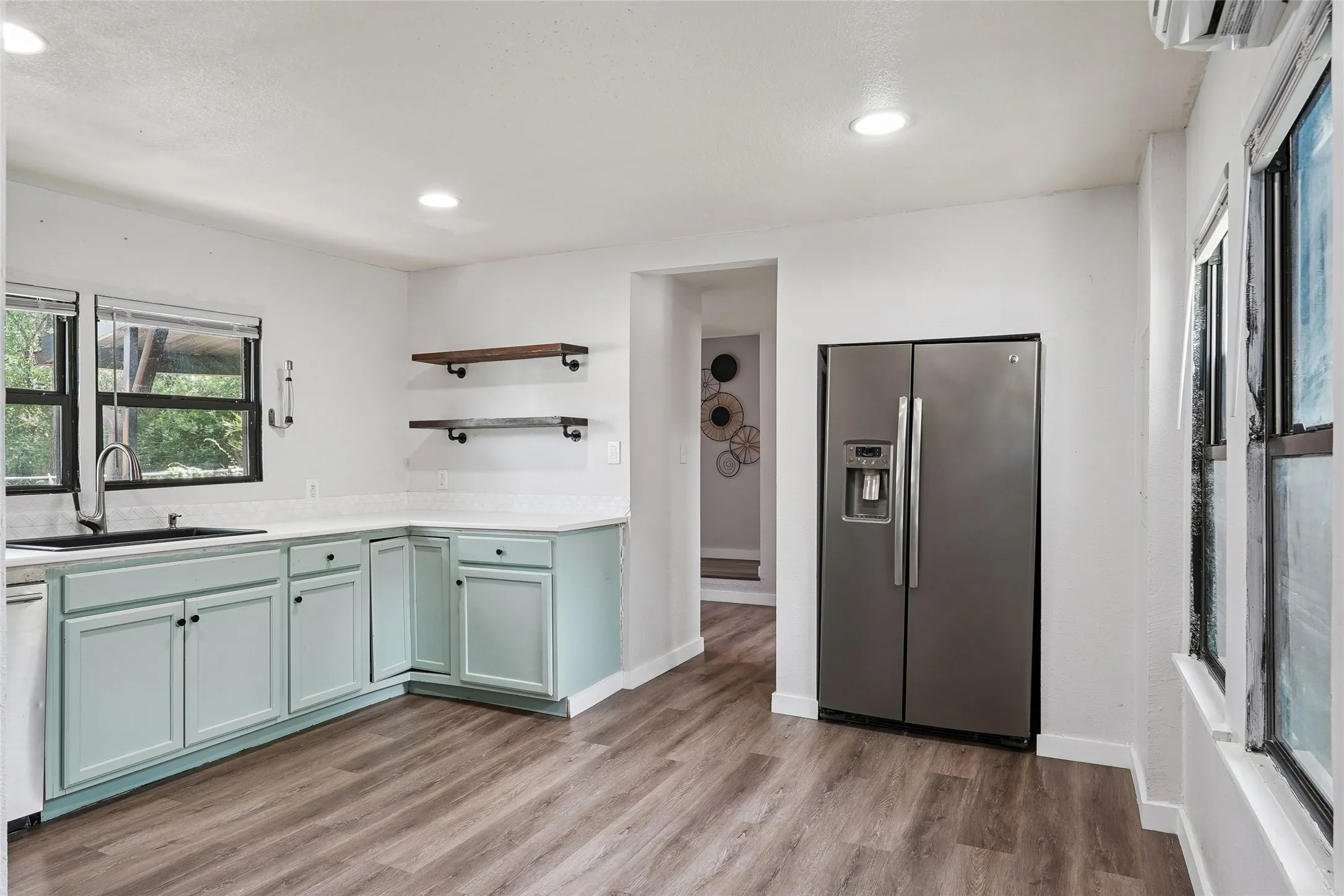 Single Family Residence For Sale in Tarrant County , 7616 Osage Trail, Lake Worth, Texas 76135, 3 Bedroom, 2 Bathroom, Garage spaces, 1,166 Sqft, built in 1946, mls#21386745, Real Estate Agent in Lake Worth, Homes For Sale in Tarrant county, Homes For Sale in Lake Worth, Realtor in Lake Worth Texas, Real Estate Brokerage Independent Realty Texas, Luminita Cordes Realtor