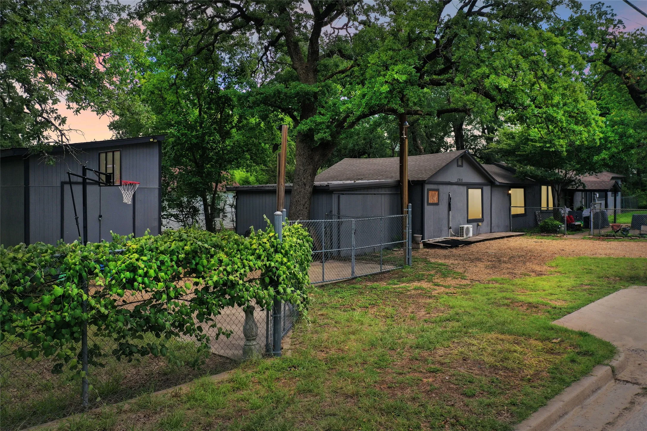 Single Family Residence For Sale in Tarrant County , 7616 Osage Trail, Lake Worth, Texas 76135, 3 Bedroom, 2 Bathroom, Garage spaces, 1,166 Sqft, built in 1946, mls#21386745, Real Estate Agent in Lake Worth, Homes For Sale in Tarrant county, Homes For Sale in Lake Worth, Realtor in Lake Worth Texas, Real Estate Brokerage Independent Realty Texas, Luminita Cordes Realtor