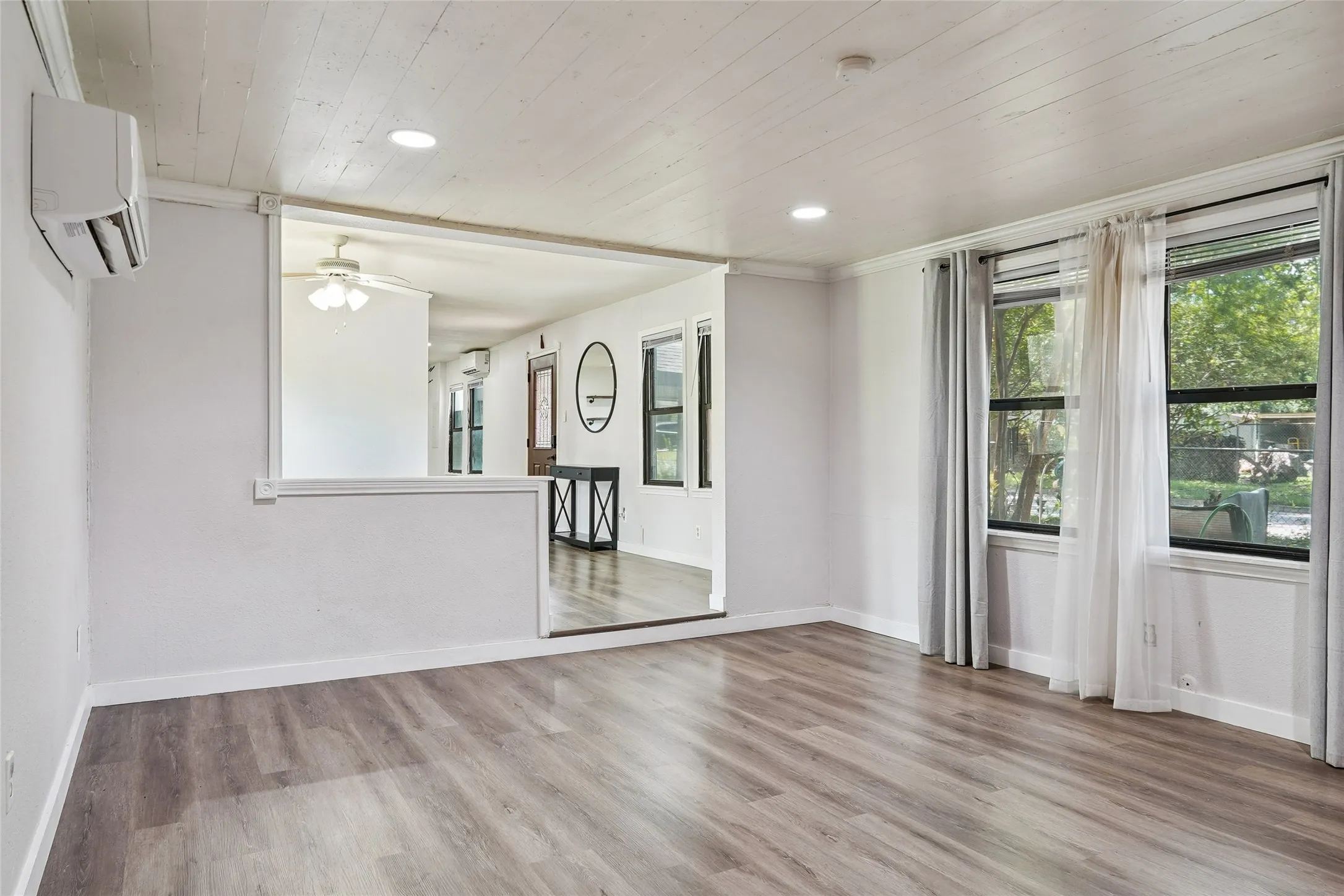 Single Family Residence For Sale in Tarrant County , 7616 Osage Trail, Lake Worth, Texas 76135, 3 Bedroom, 2 Bathroom, Garage spaces, 1,166 Sqft, built in 1946, mls#21386745, Real Estate Agent in Lake Worth, Homes For Sale in Tarrant county, Homes For Sale in Lake Worth, Realtor in Lake Worth Texas, Real Estate Brokerage Independent Realty Texas, Luminita Cordes Realtor