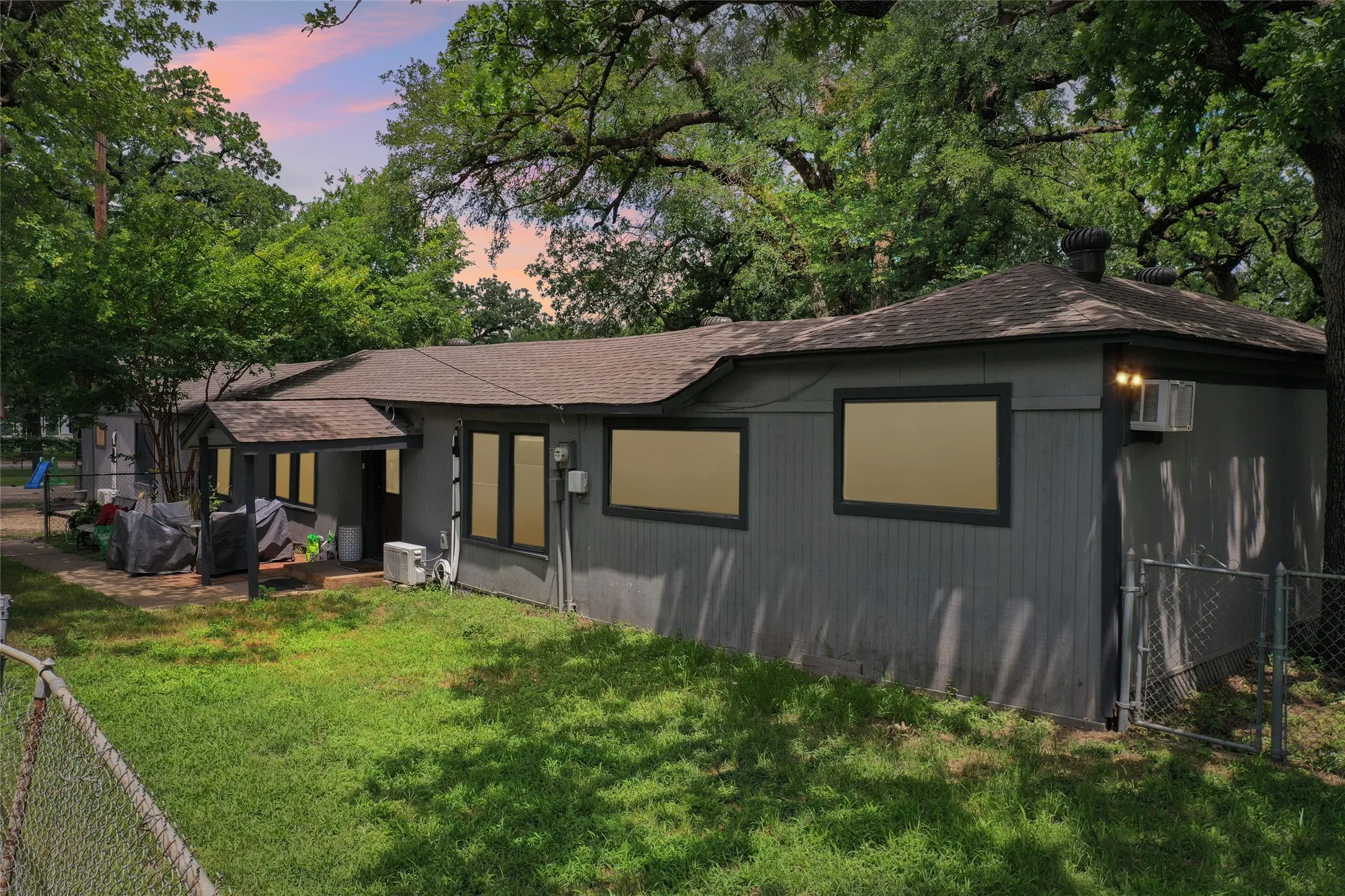 Single Family Residence For Sale in Tarrant County , 7616 Osage Trail, Lake Worth, Texas 76135, 3 Bedroom, 2 Bathroom, Garage spaces, 1,166 Sqft, built in 1946, mls#21386745, Real Estate Agent in Lake Worth, Homes For Sale in Tarrant county, Homes For Sale in Lake Worth, Realtor in Lake Worth Texas, Real Estate Brokerage Independent Realty Texas, Luminita Cordes Realtor
