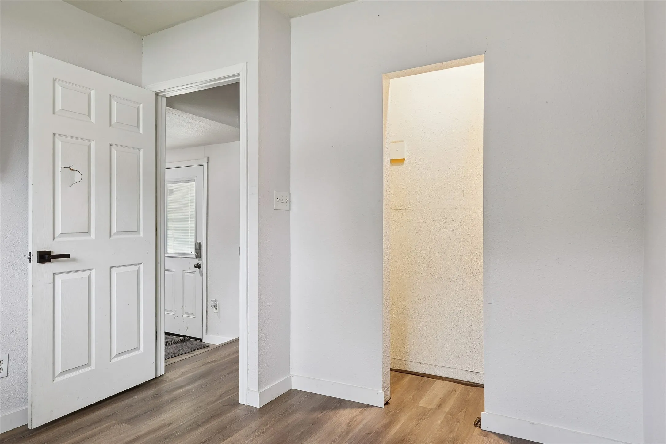 Single Family Residence For Sale in Tarrant County , 7616 Osage Trail, Lake Worth, Texas 76135, 3 Bedroom, 2 Bathroom, Garage spaces, 1,166 Sqft, built in 1946, mls#21386745, Real Estate Agent in Lake Worth, Homes For Sale in Tarrant county, Homes For Sale in Lake Worth, Realtor in Lake Worth Texas, Real Estate Brokerage Independent Realty Texas, Luminita Cordes Realtor