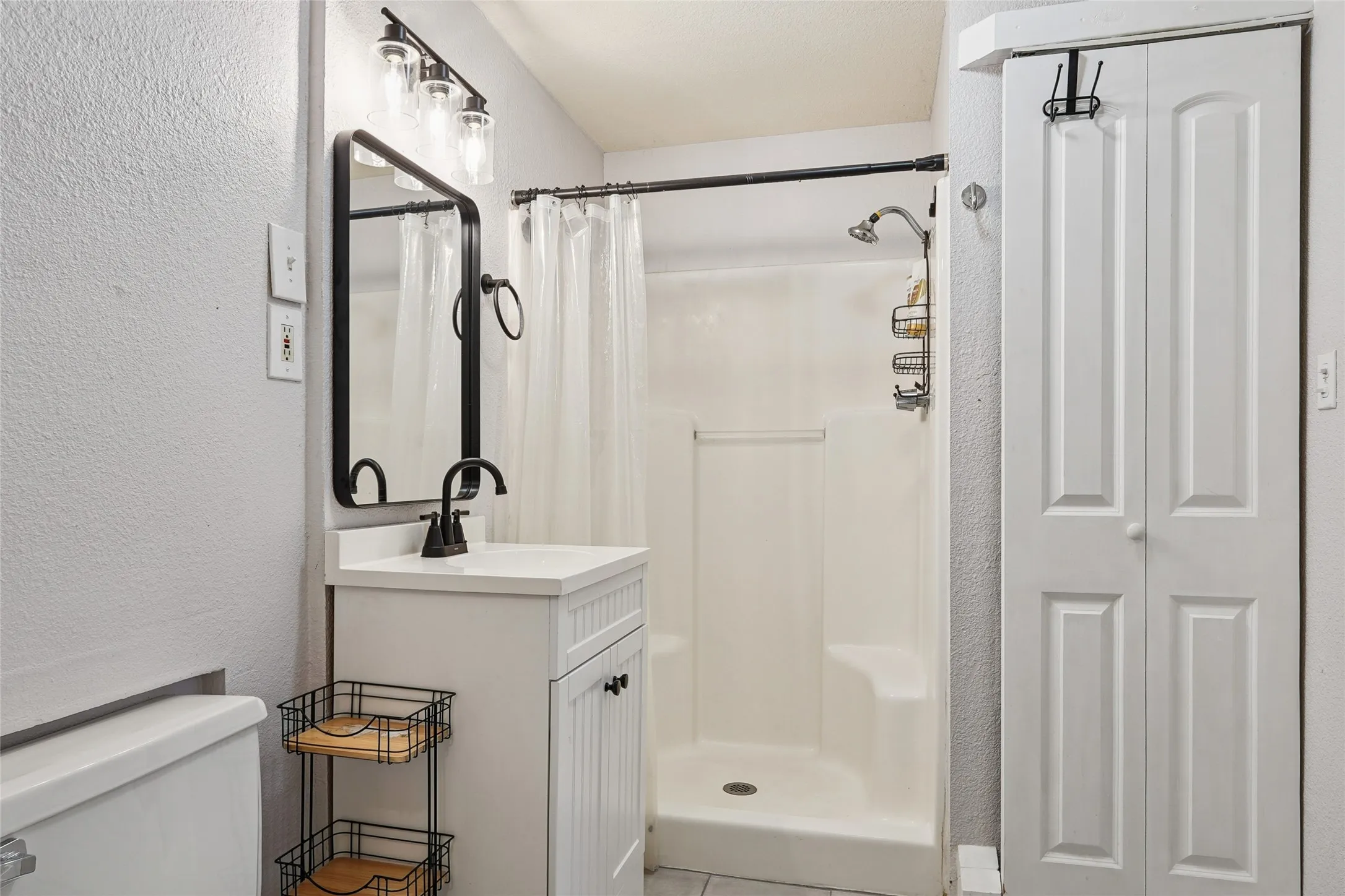 Single Family Residence For Sale in Tarrant County , 7616 Osage Trail, Lake Worth, Texas 76135, 3 Bedroom, 2 Bathroom, Garage spaces, 1,166 Sqft, built in 1946, mls#21386745, Real Estate Agent in Lake Worth, Homes For Sale in Tarrant county, Homes For Sale in Lake Worth, Realtor in Lake Worth Texas, Real Estate Brokerage Independent Realty Texas, Luminita Cordes Realtor
