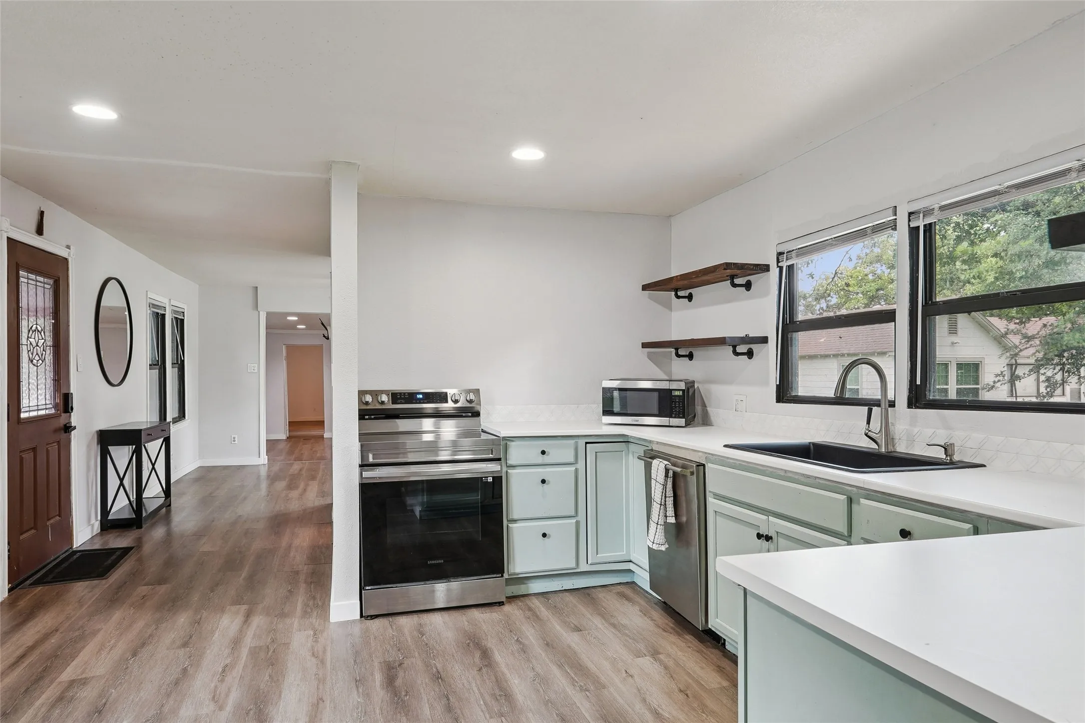 Single Family Residence For Sale in Tarrant County , 7616 Osage Trail, Lake Worth, Texas 76135, 3 Bedroom, 2 Bathroom, Garage spaces, 1,166 Sqft, built in 1946, mls#21386745, Real Estate Agent in Lake Worth, Homes For Sale in Tarrant county, Homes For Sale in Lake Worth, Realtor in Lake Worth Texas, Real Estate Brokerage Independent Realty Texas, Luminita Cordes Realtor