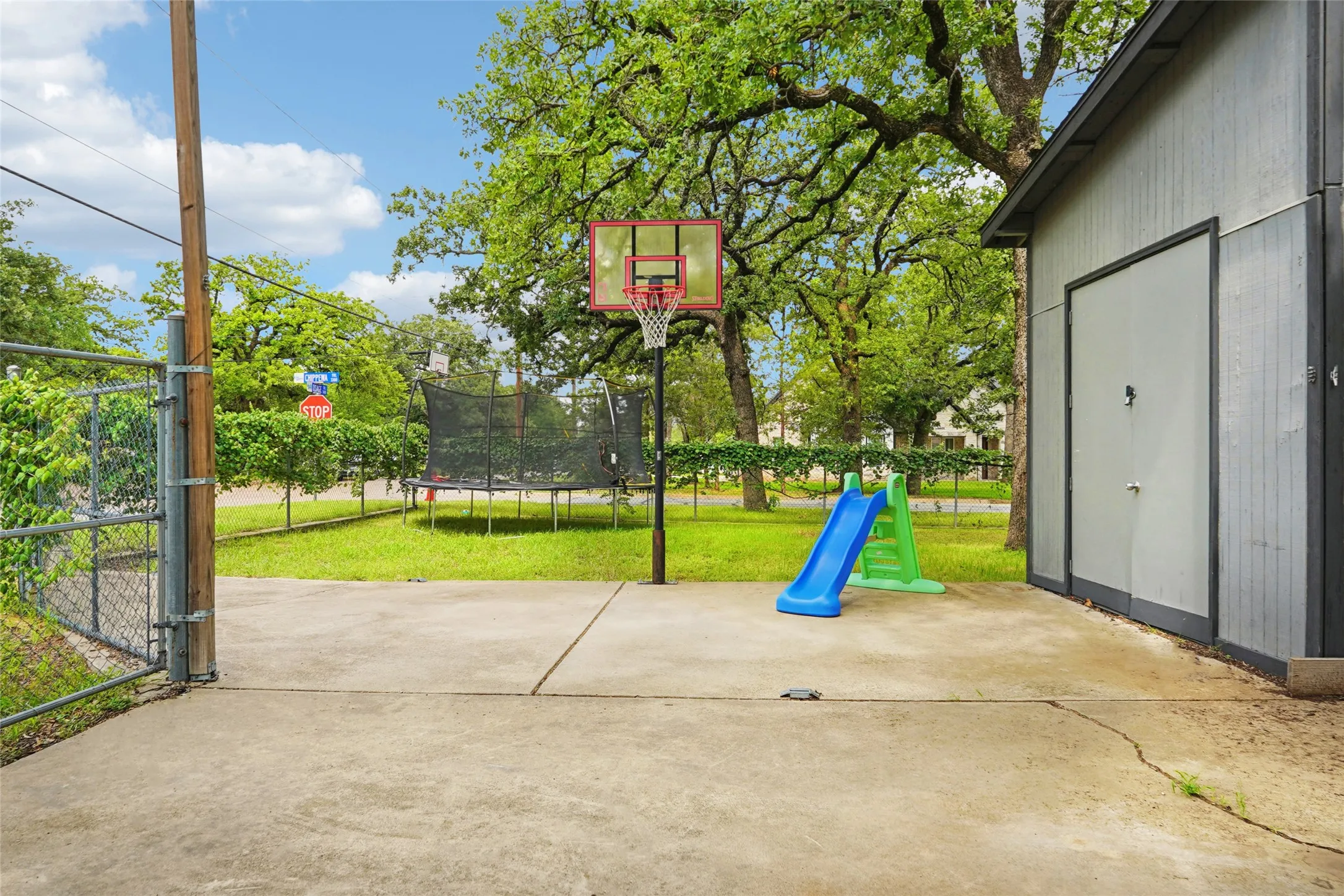 Single Family Residence For Sale in Tarrant County , 7616 Osage Trail, Lake Worth, Texas 76135, 3 Bedroom, 2 Bathroom, Garage spaces, 1,166 Sqft, built in 1946, mls#21386745, Real Estate Agent in Lake Worth, Homes For Sale in Tarrant county, Homes For Sale in Lake Worth, Realtor in Lake Worth Texas, Real Estate Brokerage Independent Realty Texas, Luminita Cordes Realtor