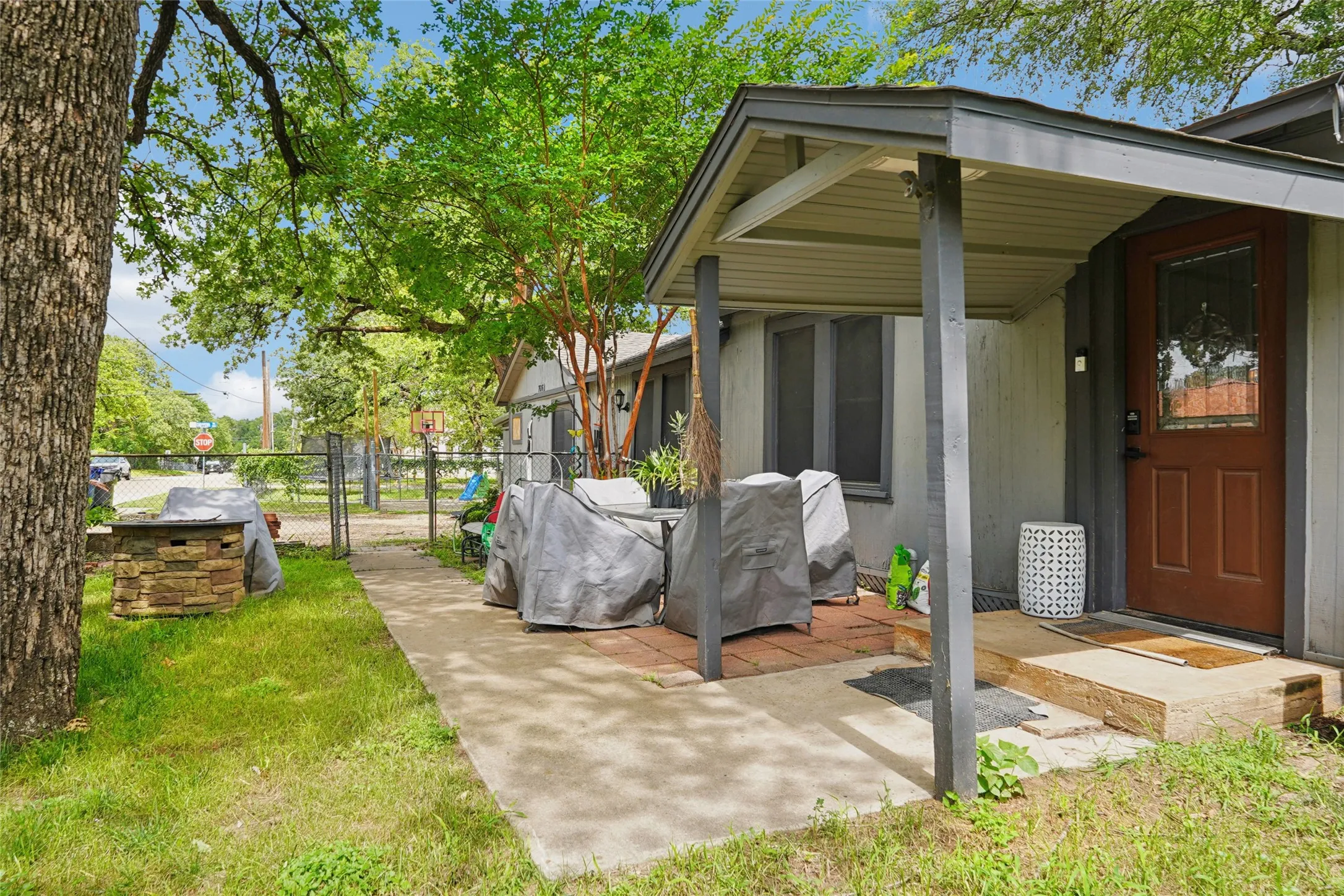 Single Family Residence For Sale in Tarrant County , 7616 Osage Trail, Lake Worth, Texas 76135, 3 Bedroom, 2 Bathroom, Garage spaces, 1,166 Sqft, built in 1946, mls#21386745, Real Estate Agent in Lake Worth, Homes For Sale in Tarrant county, Homes For Sale in Lake Worth, Realtor in Lake Worth Texas, Real Estate Brokerage Independent Realty Texas, Luminita Cordes Realtor