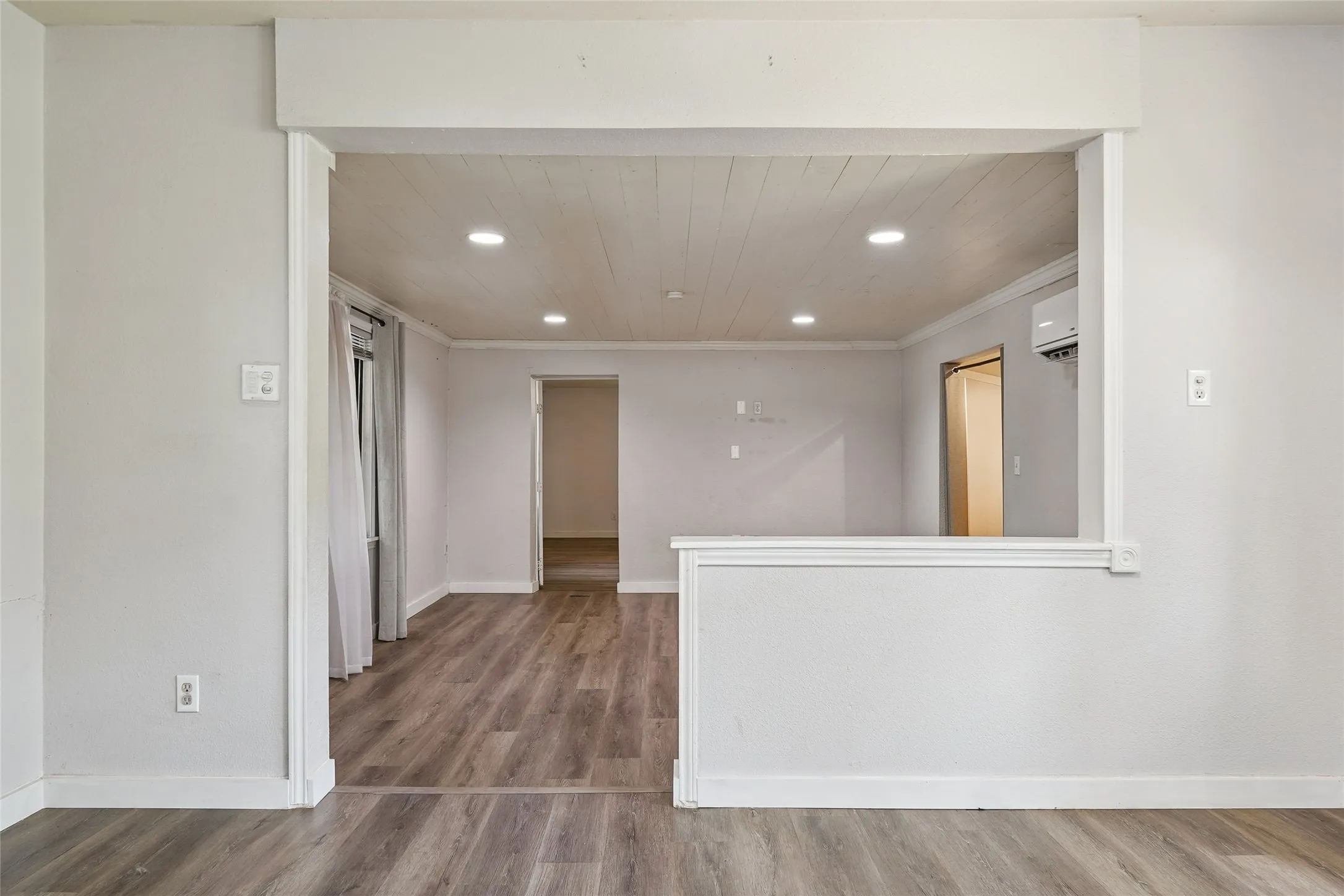 Single Family Residence For Sale in Tarrant County , 7616 Osage Trail, Lake Worth, Texas 76135, 3 Bedroom, 2 Bathroom, Garage spaces, 1,166 Sqft, built in 1946, mls#21386745, Real Estate Agent in Lake Worth, Homes For Sale in Tarrant county, Homes For Sale in Lake Worth, Realtor in Lake Worth Texas, Real Estate Brokerage Independent Realty Texas, Luminita Cordes Realtor