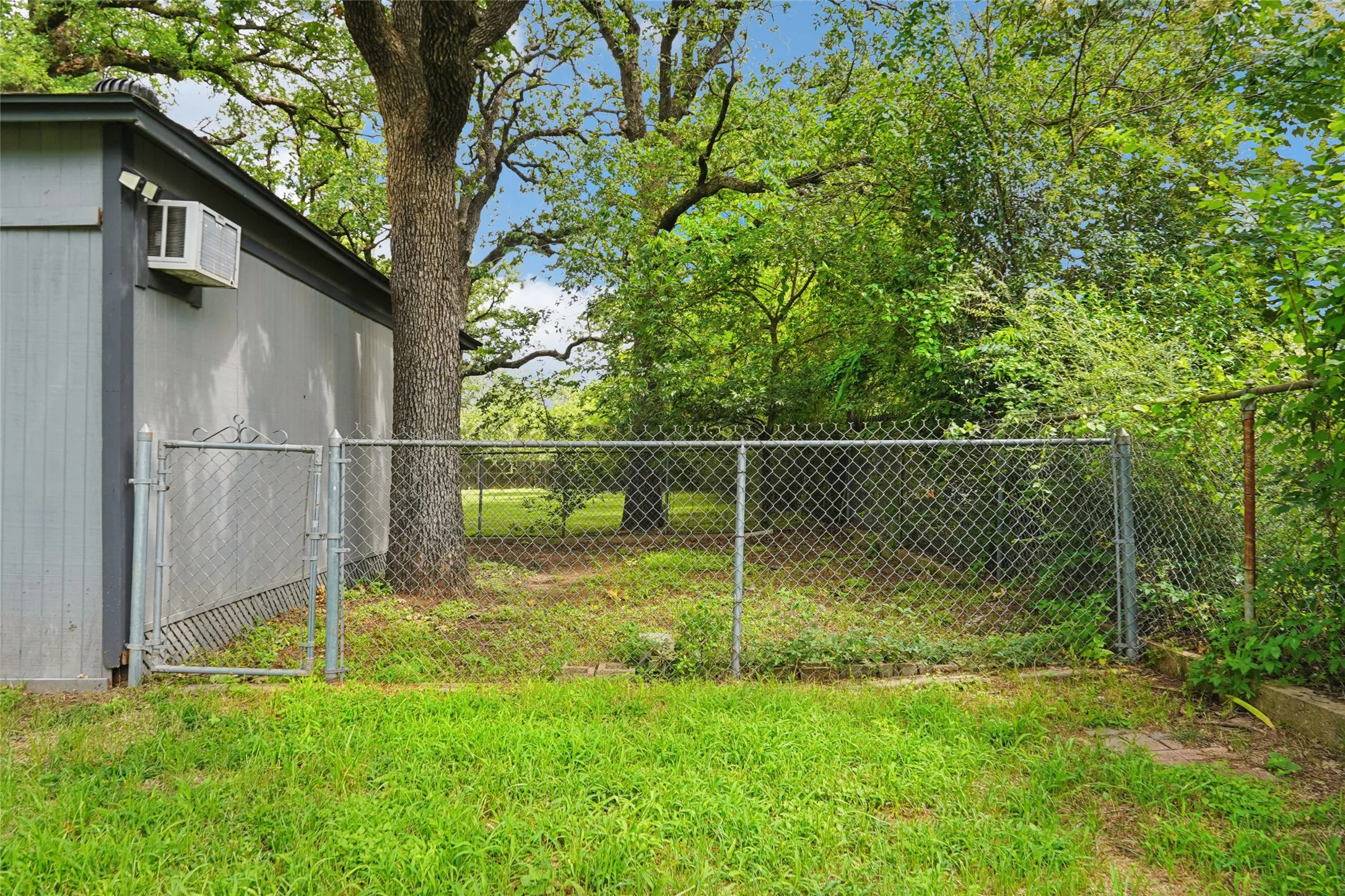 Single Family Residence For Sale in Tarrant County , 7616 Osage Trail, Lake Worth, Texas 76135, 3 Bedroom, 2 Bathroom, Garage spaces, 1,166 Sqft, built in 1946, mls#21386745, Real Estate Agent in Lake Worth, Homes For Sale in Tarrant county, Homes For Sale in Lake Worth, Realtor in Lake Worth Texas, Real Estate Brokerage Independent Realty Texas, Luminita Cordes Realtor