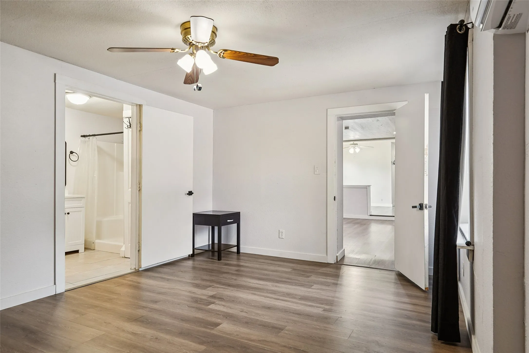 Single Family Residence For Sale in Tarrant County , 7616 Osage Trail, Lake Worth, Texas 76135, 3 Bedroom, 2 Bathroom, Garage spaces, 1,166 Sqft, built in 1946, mls#21386745, Real Estate Agent in Lake Worth, Homes For Sale in Tarrant county, Homes For Sale in Lake Worth, Realtor in Lake Worth Texas, Real Estate Brokerage Independent Realty Texas, Luminita Cordes Realtor