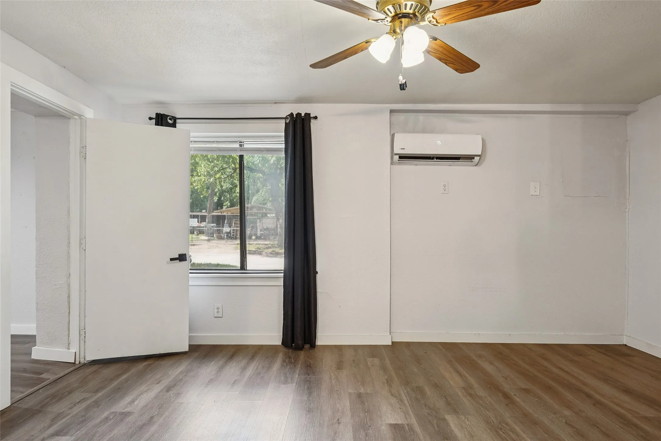 Single Family Residence For Sale in Tarrant County , 7616 Osage Trail, Lake Worth, Texas 76135, 3 Bedroom, 2 Bathroom, Garage spaces, 1,166 Sqft, built in 1946, mls#21386745, Real Estate Agent in Lake Worth, Homes For Sale in Tarrant county, Homes For Sale in Lake Worth, Realtor in Lake Worth Texas, Real Estate Brokerage Independent Realty Texas, Luminita Cordes Realtor