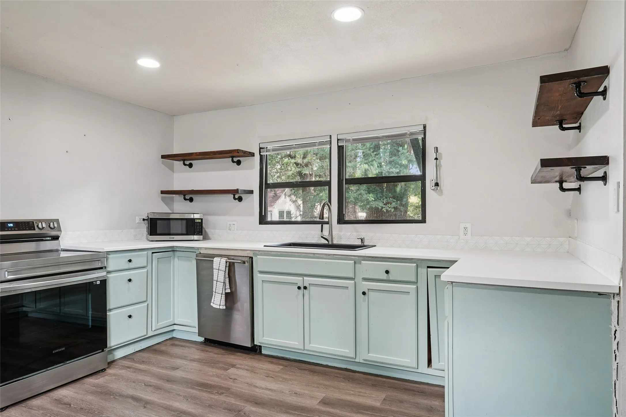 Single Family Residence For Sale in Tarrant County , 7616 Osage Trail, Lake Worth, Texas 76135, 3 Bedroom, 2 Bathroom, Garage spaces, 1,166 Sqft, built in 1946, mls#21386745, Real Estate Agent in Lake Worth, Homes For Sale in Tarrant county, Homes For Sale in Lake Worth, Realtor in Lake Worth Texas, Real Estate Brokerage Independent Realty Texas, Luminita Cordes Realtor