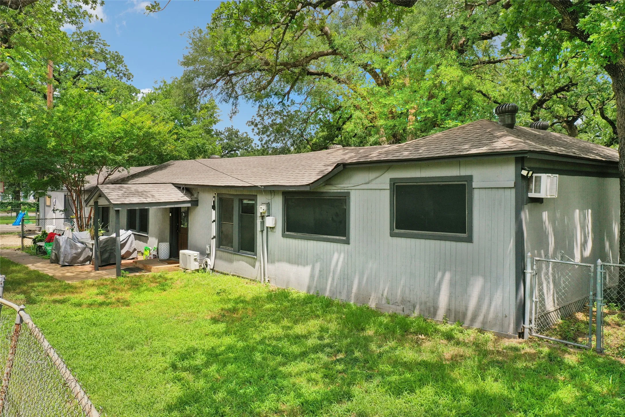 Single Family Residence For Sale in Tarrant County , 7616 Osage Trail, Lake Worth, Texas 76135, 3 Bedroom, 2 Bathroom, Garage spaces, 1,166 Sqft, built in 1946, mls#21386745, Real Estate Agent in Lake Worth, Homes For Sale in Tarrant county, Homes For Sale in Lake Worth, Realtor in Lake Worth Texas, Real Estate Brokerage Independent Realty Texas, Luminita Cordes Realtor