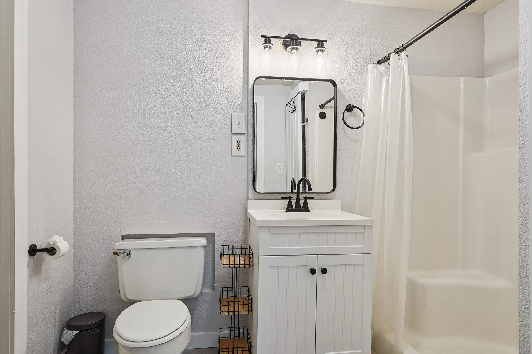 Single Family Residence For Sale in Tarrant County , 7616 Osage Trail, Lake Worth, Texas 76135, 3 Bedroom, 2 Bathroom, Garage spaces, 1,166 Sqft, built in 1946, mls#21386745, Real Estate Agent in Lake Worth, Homes For Sale in Tarrant county, Homes For Sale in Lake Worth, Realtor in Lake Worth Texas, Real Estate Brokerage Independent Realty Texas, Luminita Cordes Realtor