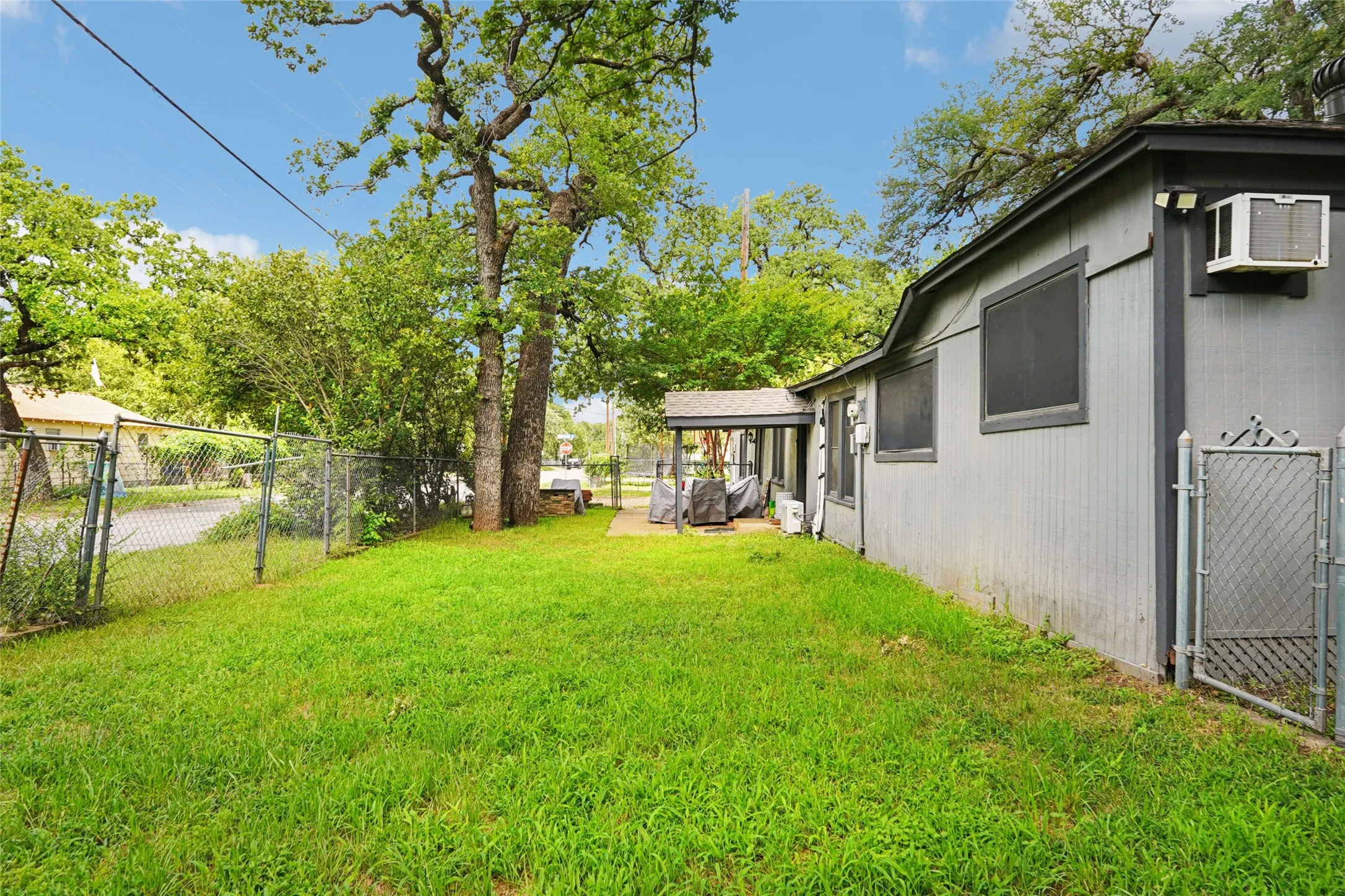 Single Family Residence For Sale in Tarrant County , 7616 Osage Trail, Lake Worth, Texas 76135, 3 Bedroom, 2 Bathroom, Garage spaces, 1,166 Sqft, built in 1946, mls#21386745, Real Estate Agent in Lake Worth, Homes For Sale in Tarrant county, Homes For Sale in Lake Worth, Realtor in Lake Worth Texas, Real Estate Brokerage Independent Realty Texas, Luminita Cordes Realtor